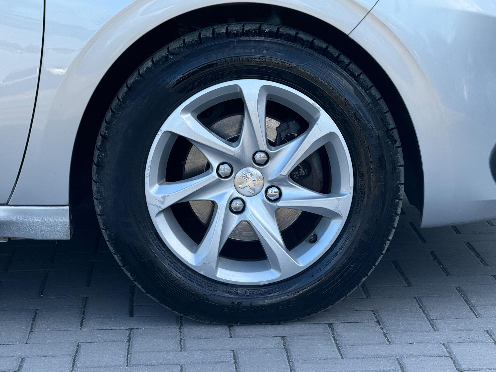 Peugeot 208 view 11