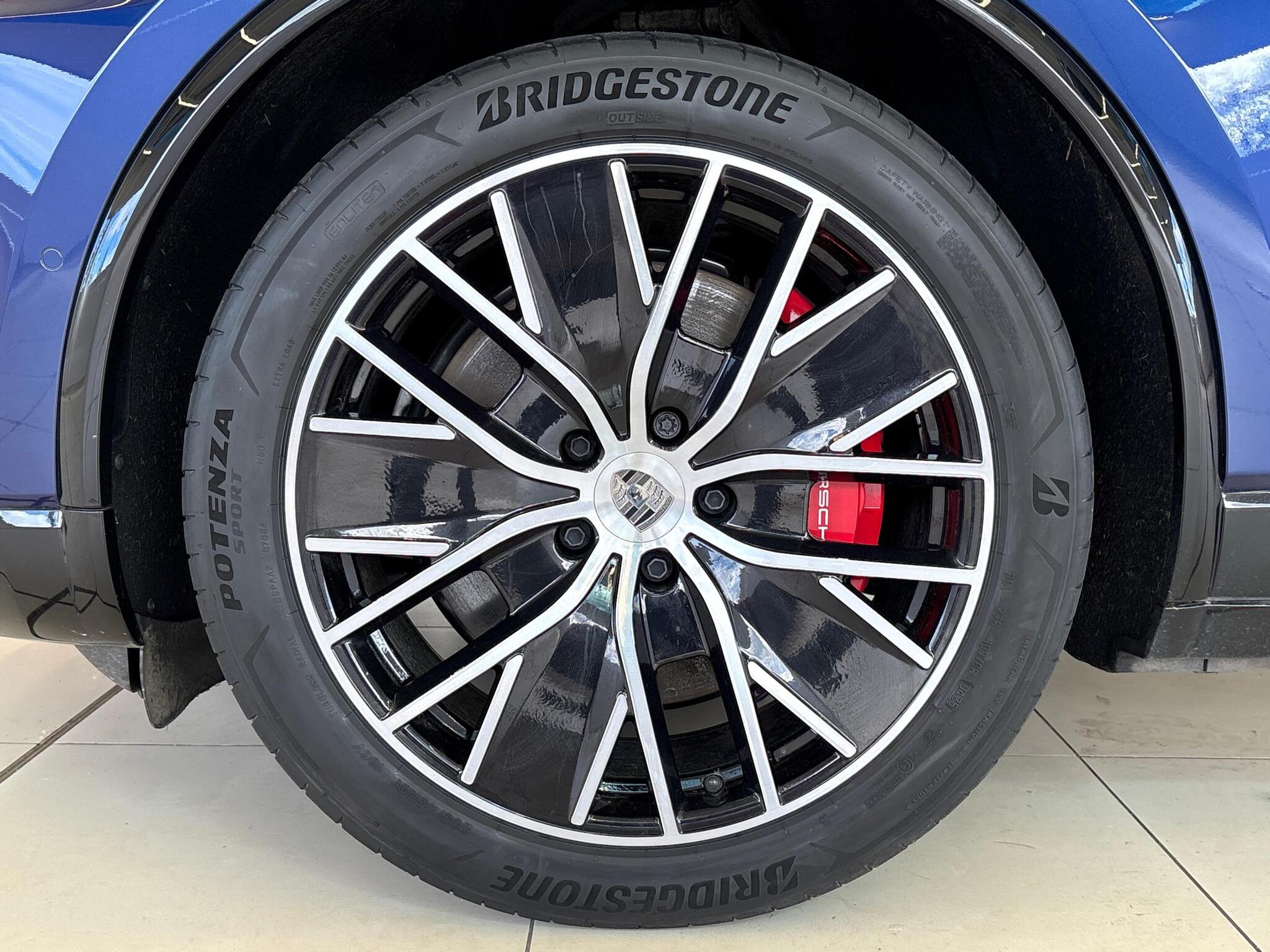 Porsche Macan view 26