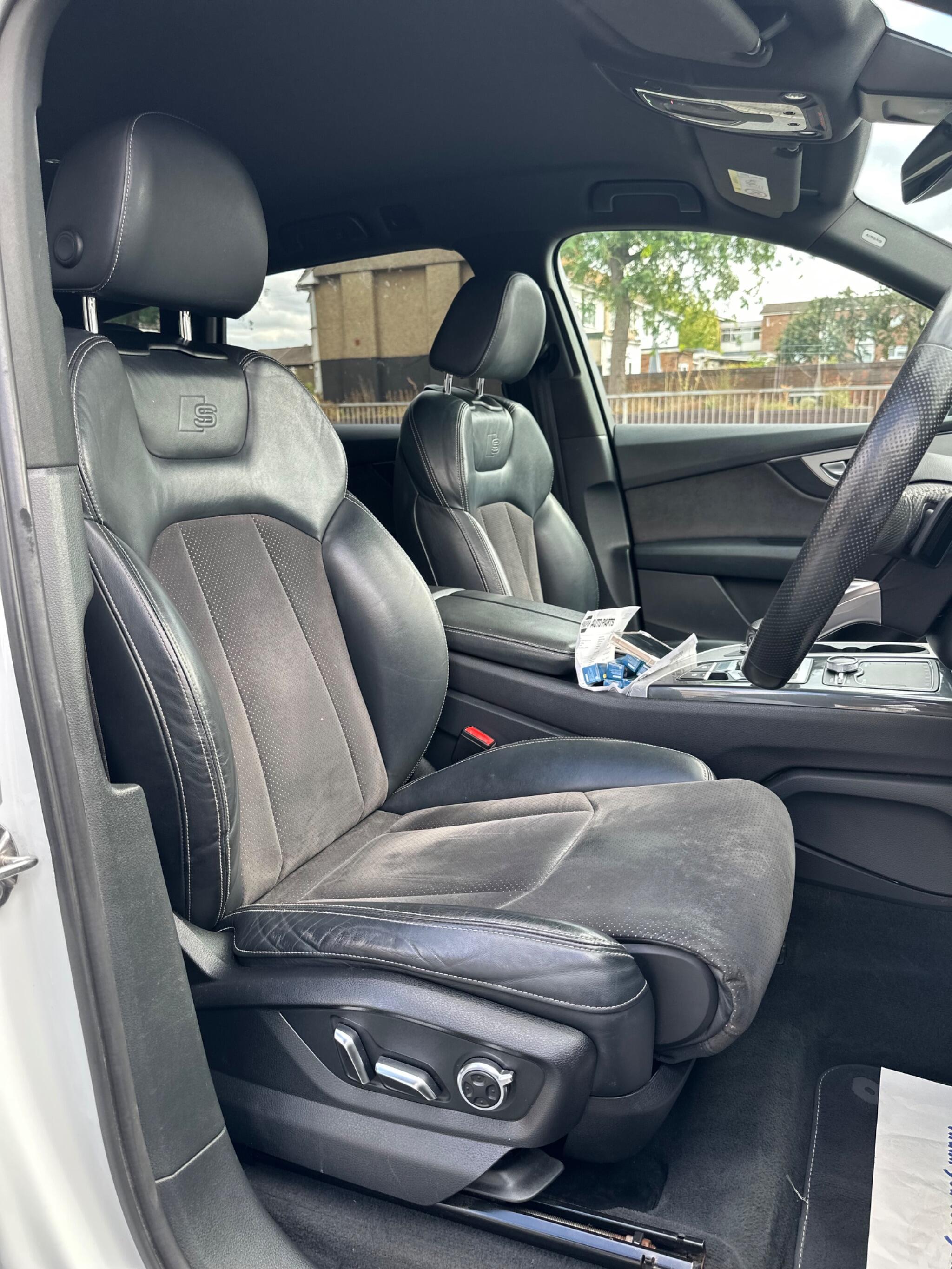 Audi Q7 view 12