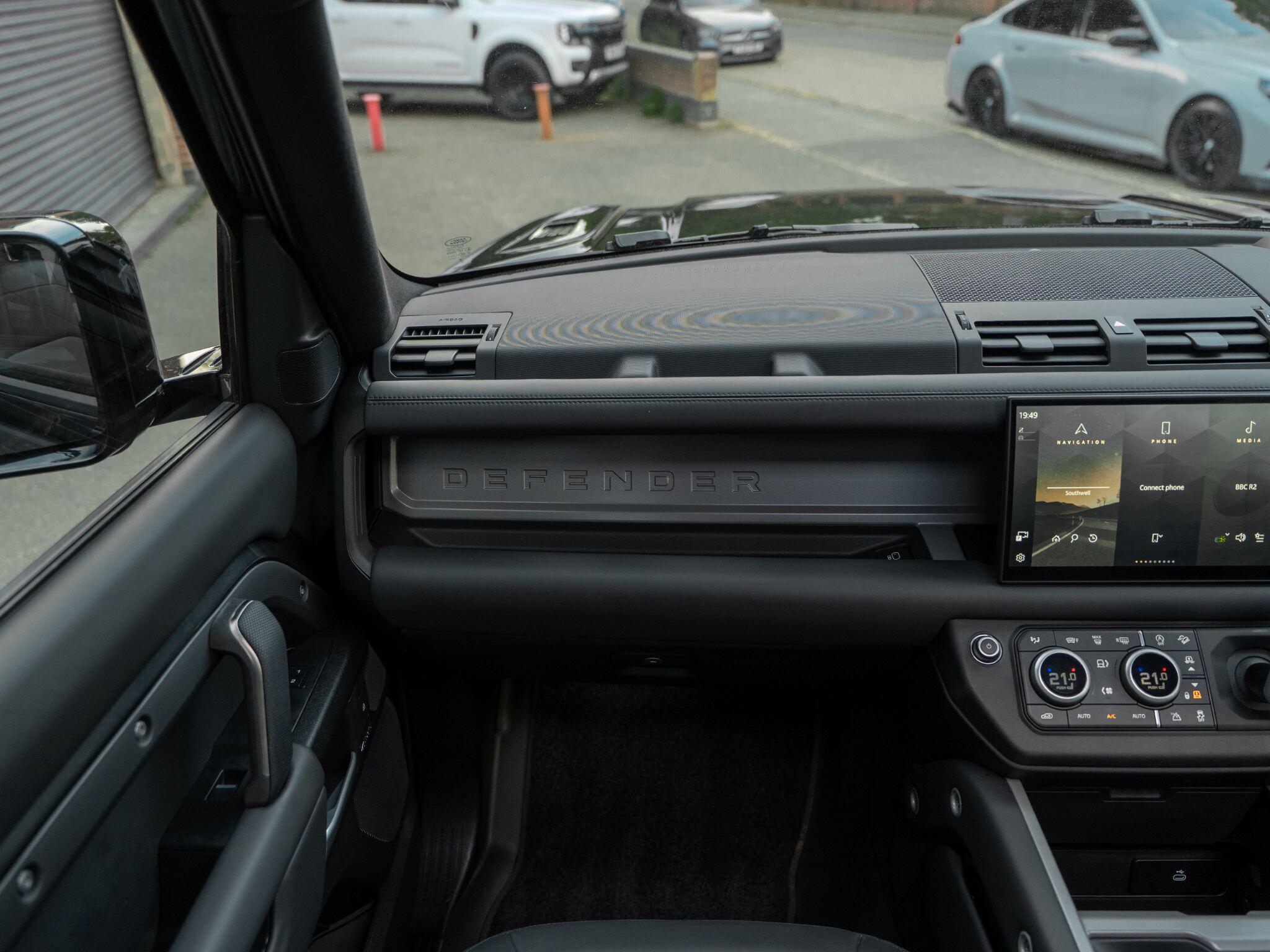 Land Rover Defender 110 view 39
