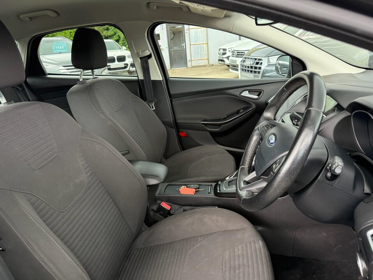 Ford Focus view 8