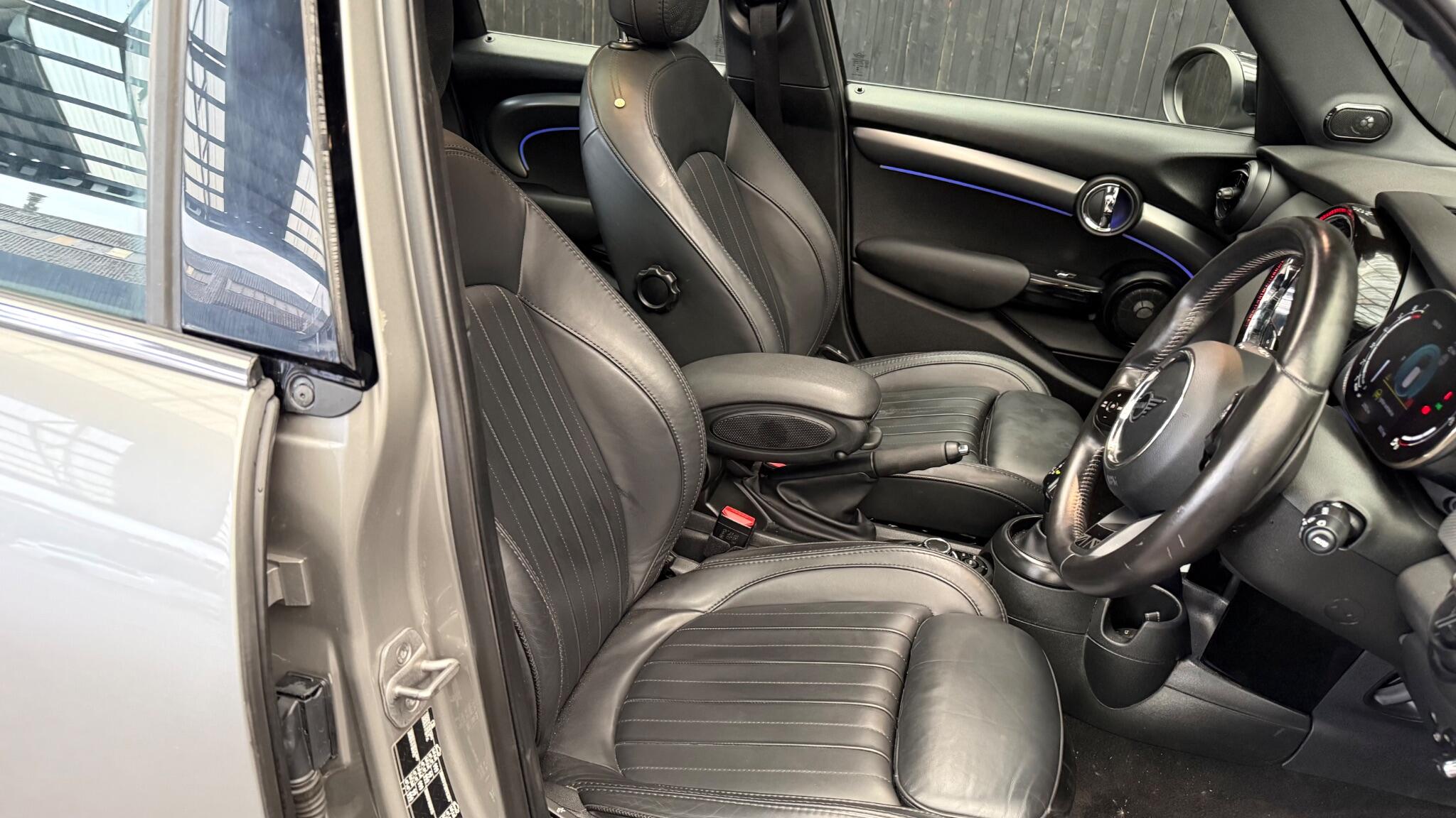 Mini Hatch view 18