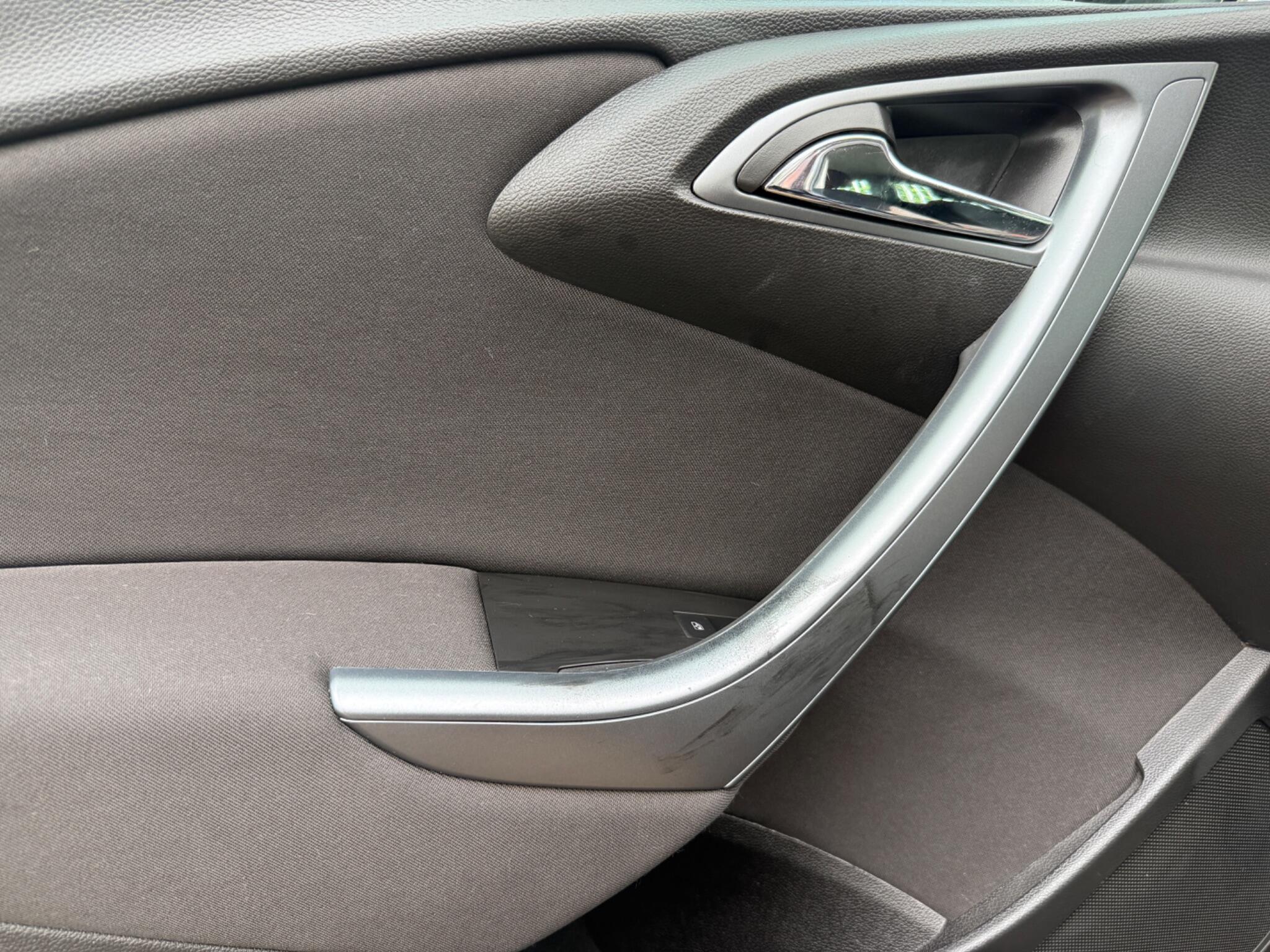 2014 Vauxhall Astra image 32