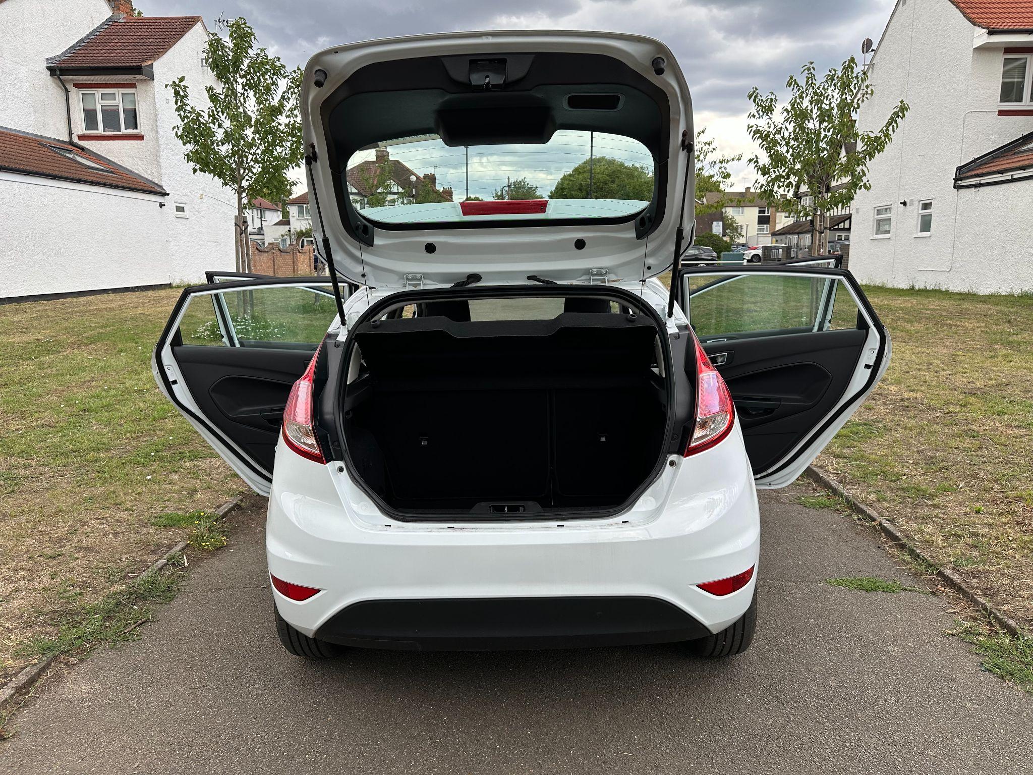 2014 Ford Fiesta image 27