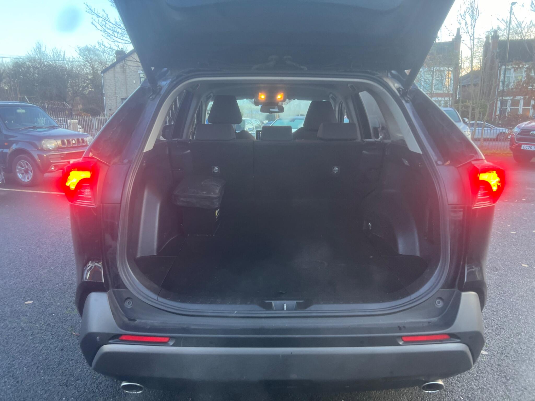 2019 Toyota RAV4 2.5 VVT-h Design CVT Euro 6 (s/s) 5dr • 116,015 miles image 18