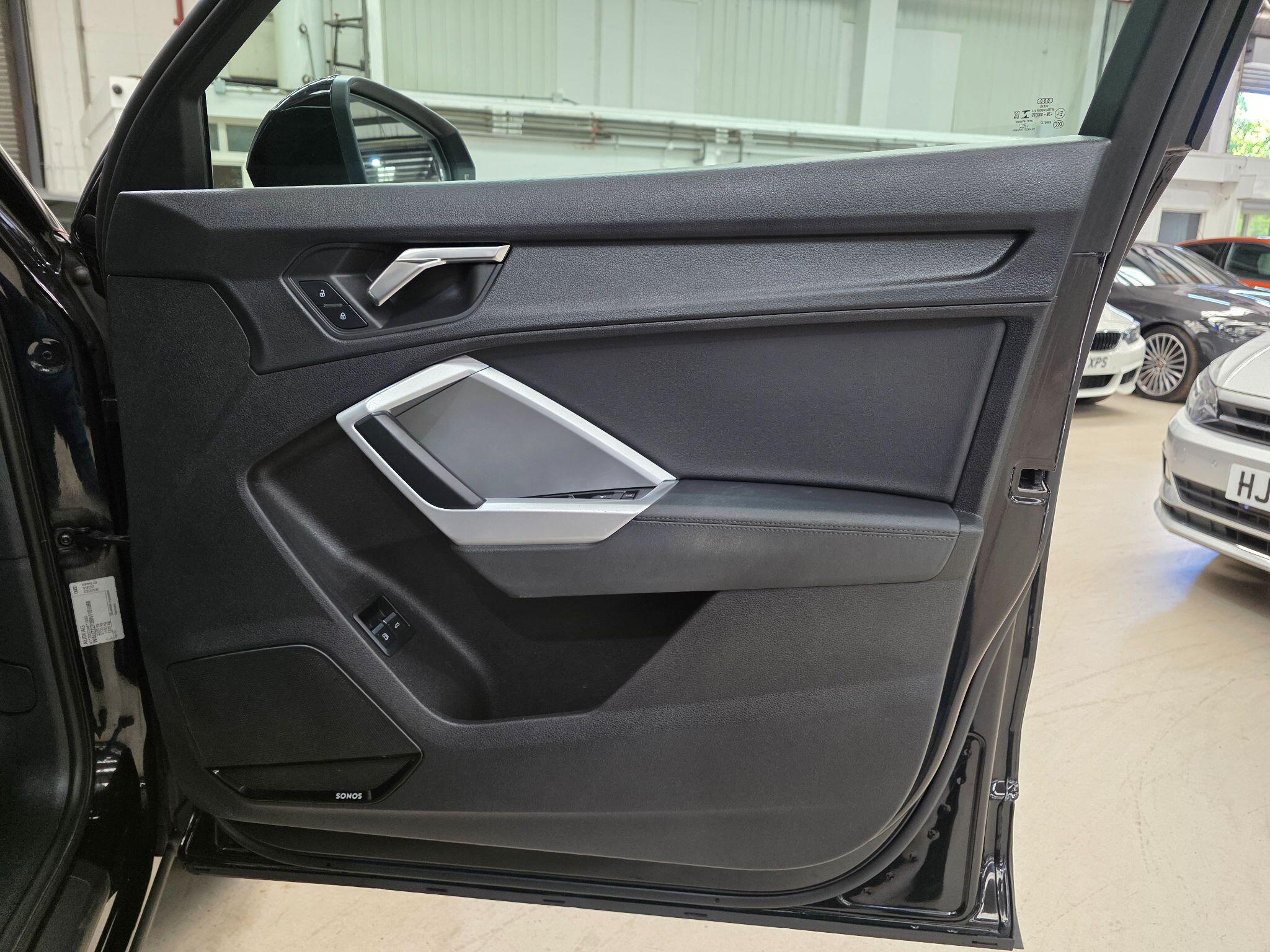 Audi Q3 view 15