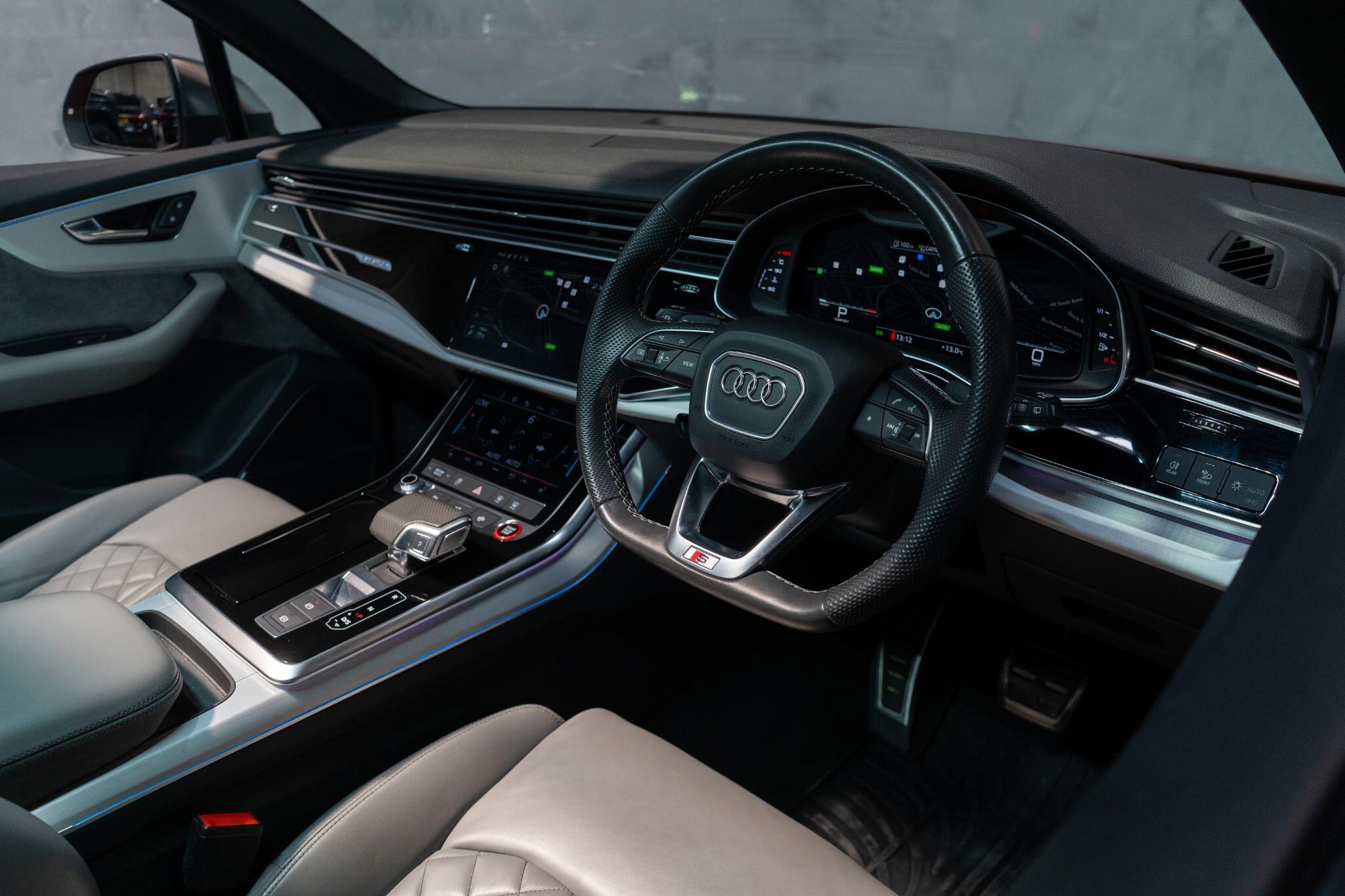 Audi SQ7 view 11