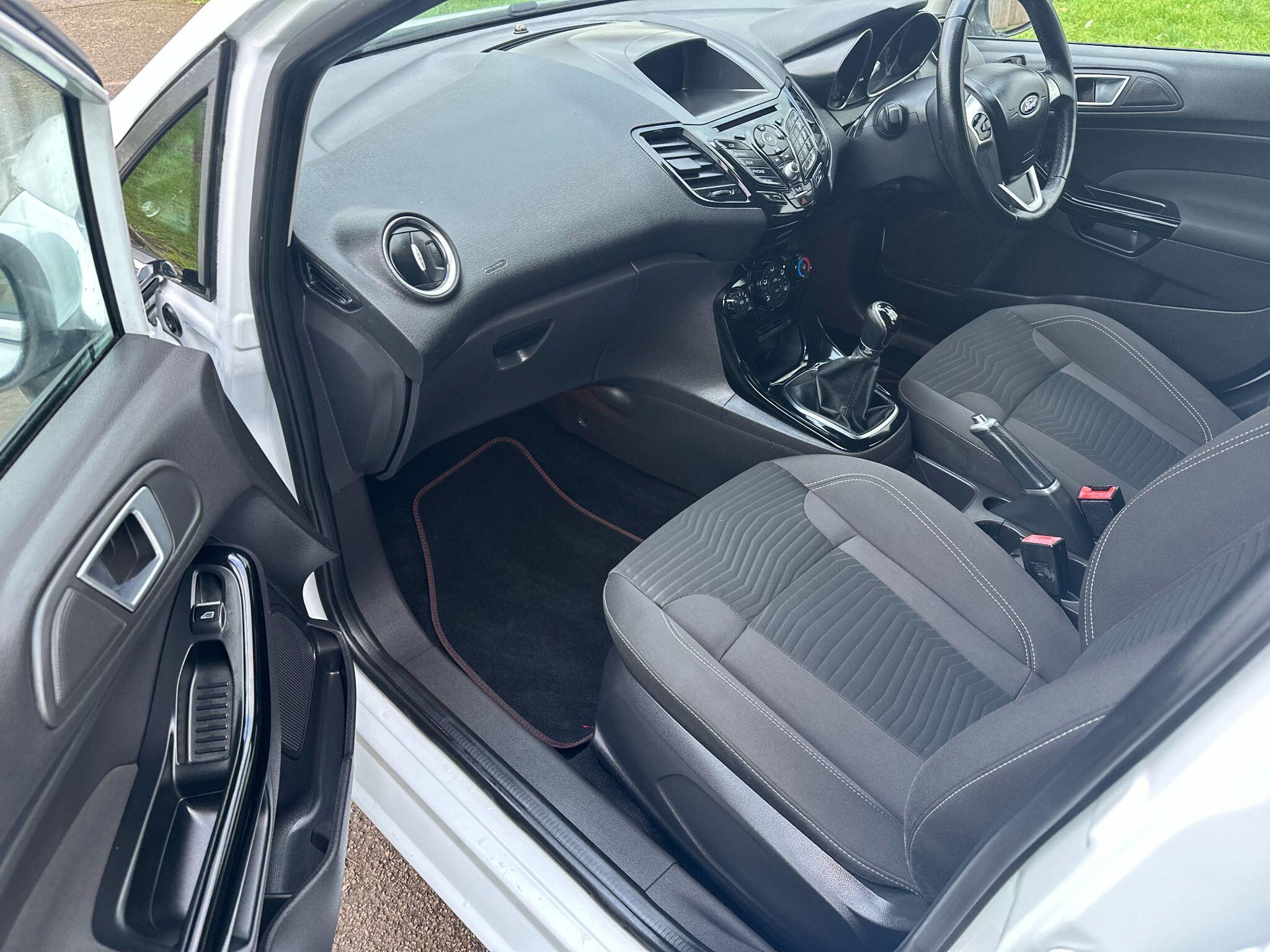 2015 Ford Fiesta image 19