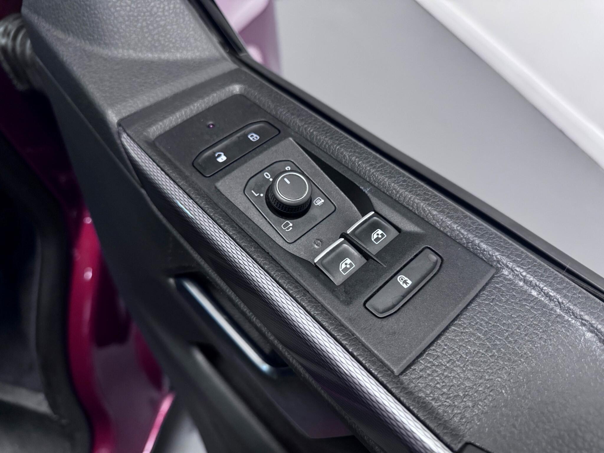 Volkswagen Caravelle view 16