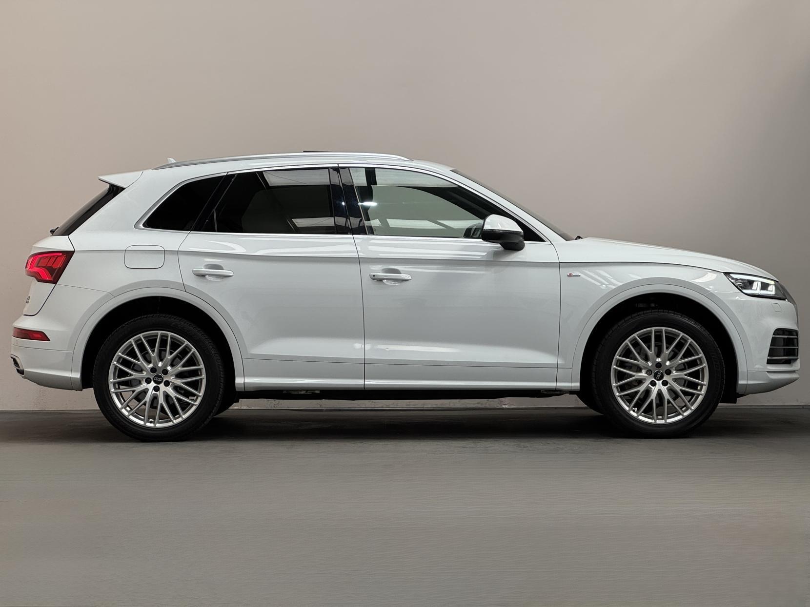 Audi Q5 view 18