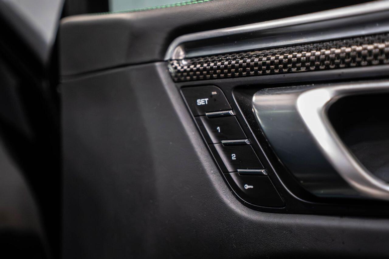 Porsche Macan view 12