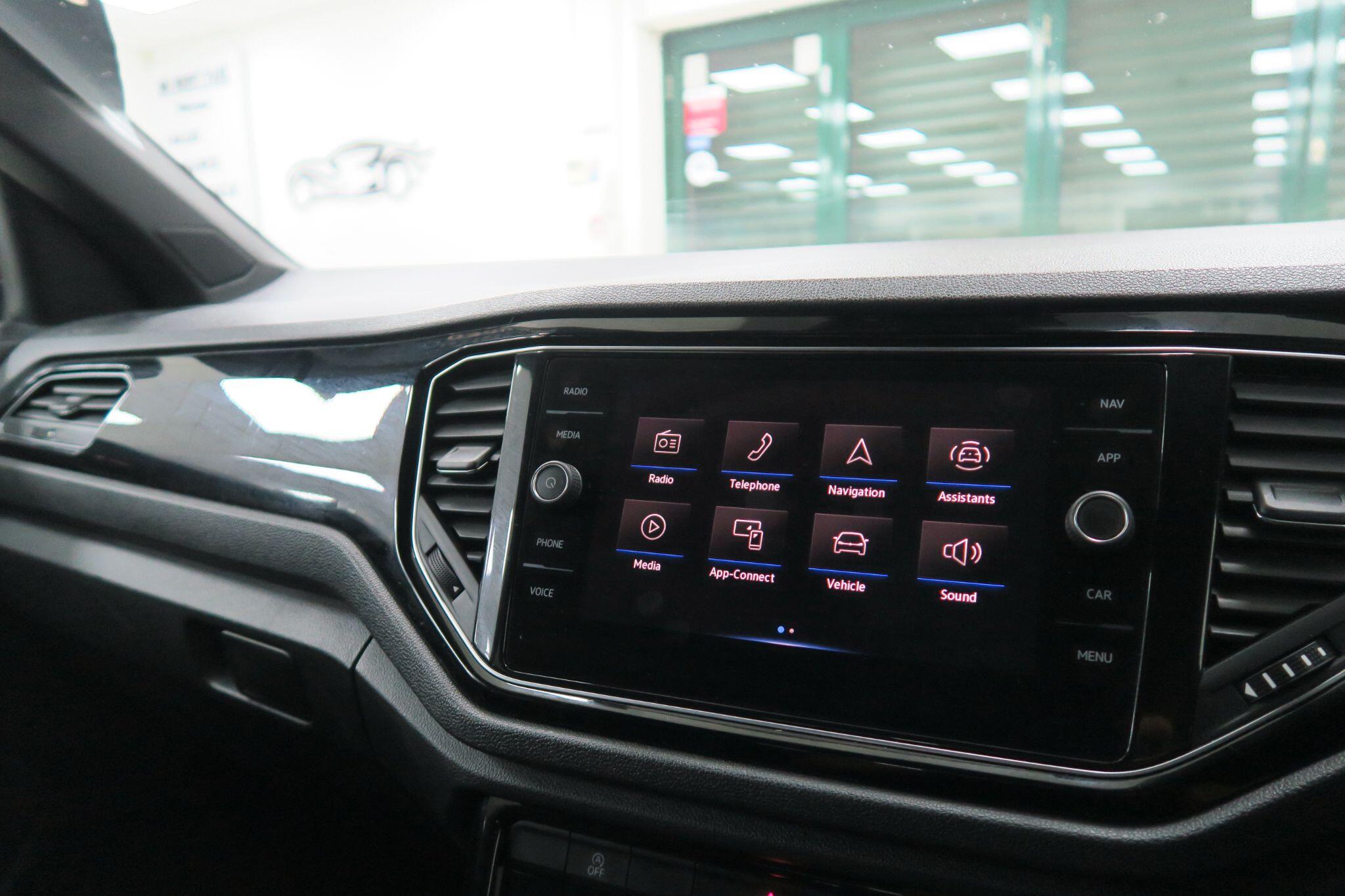 Volkswagen T-Roc view 15