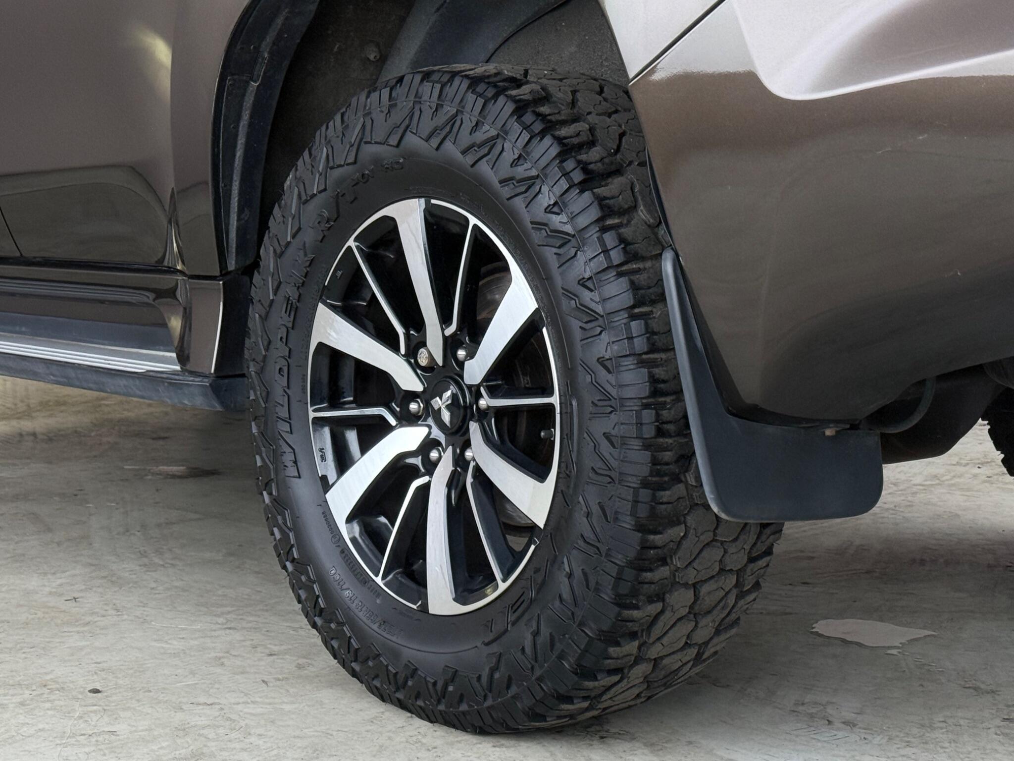 Mitsubishi Shogun Sport view 9
