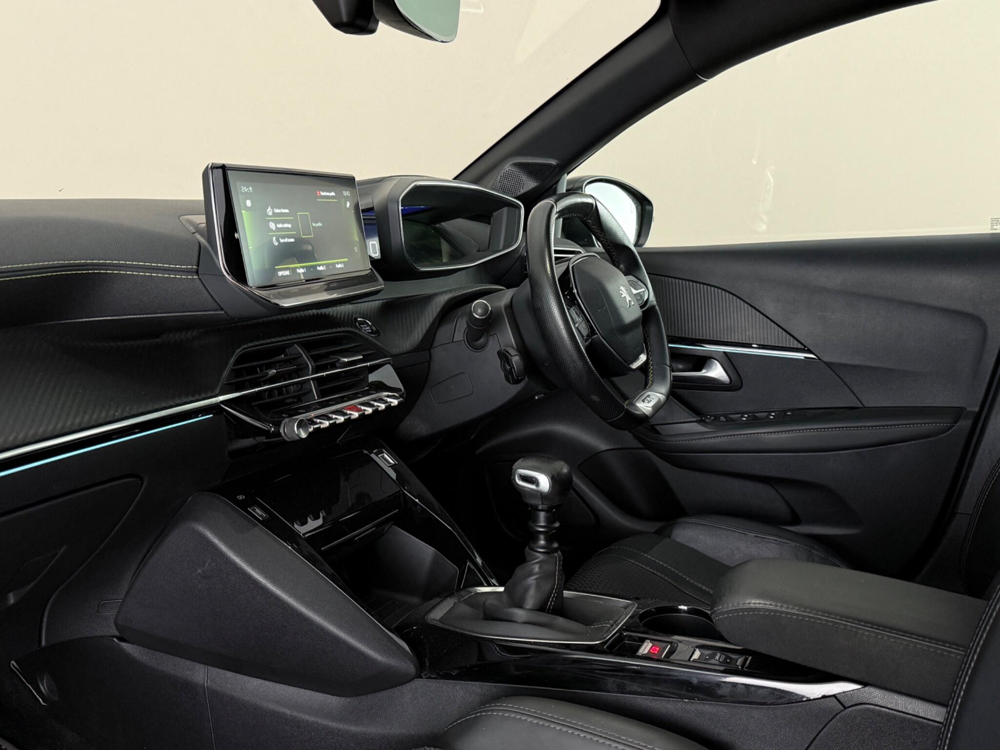 Peugeot 208 view 4