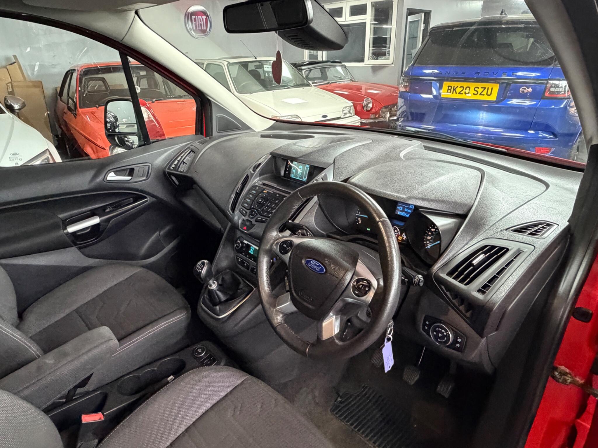 Ford Grand Tourneo Connect view 32