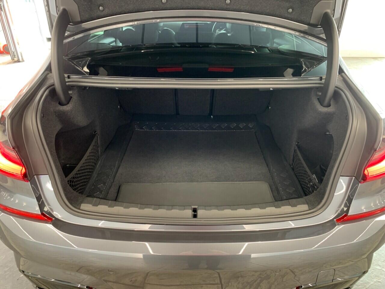BMW 3 Series view 26