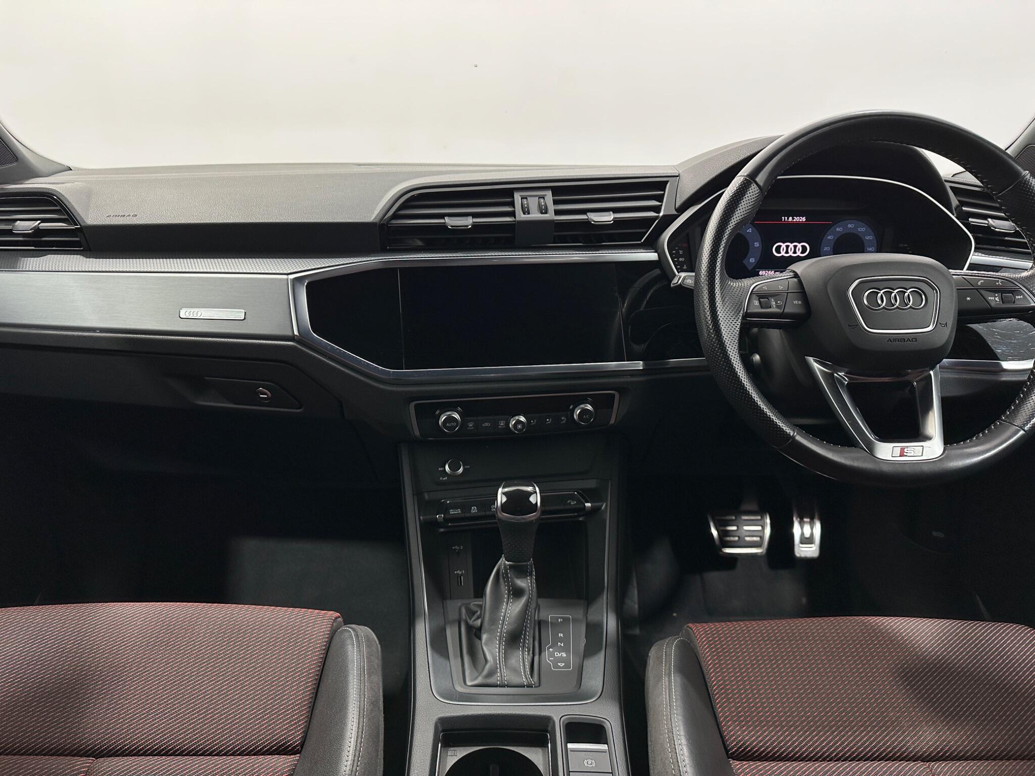 Audi Q3 view 20
