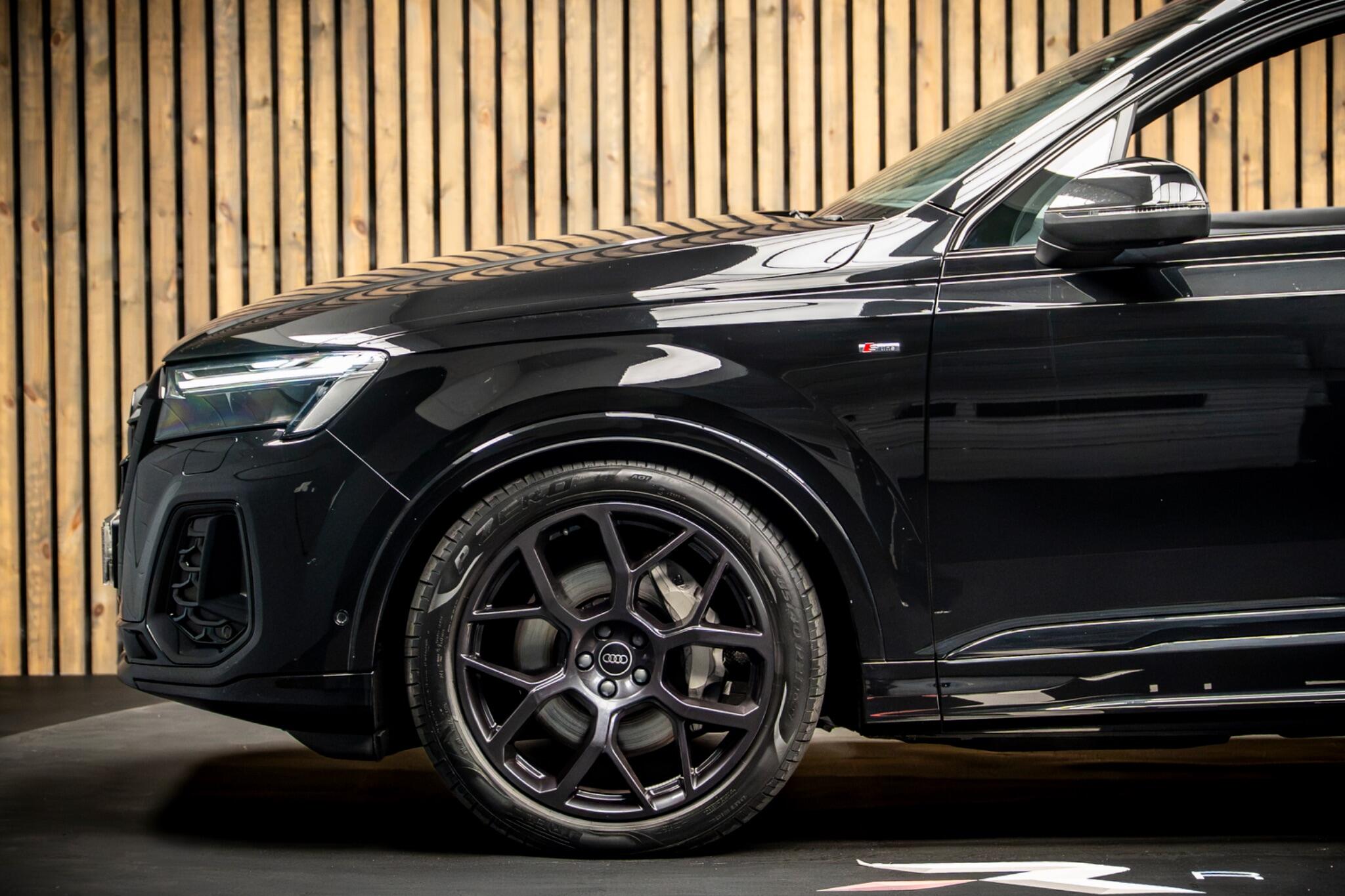 Audi Q7 view 8