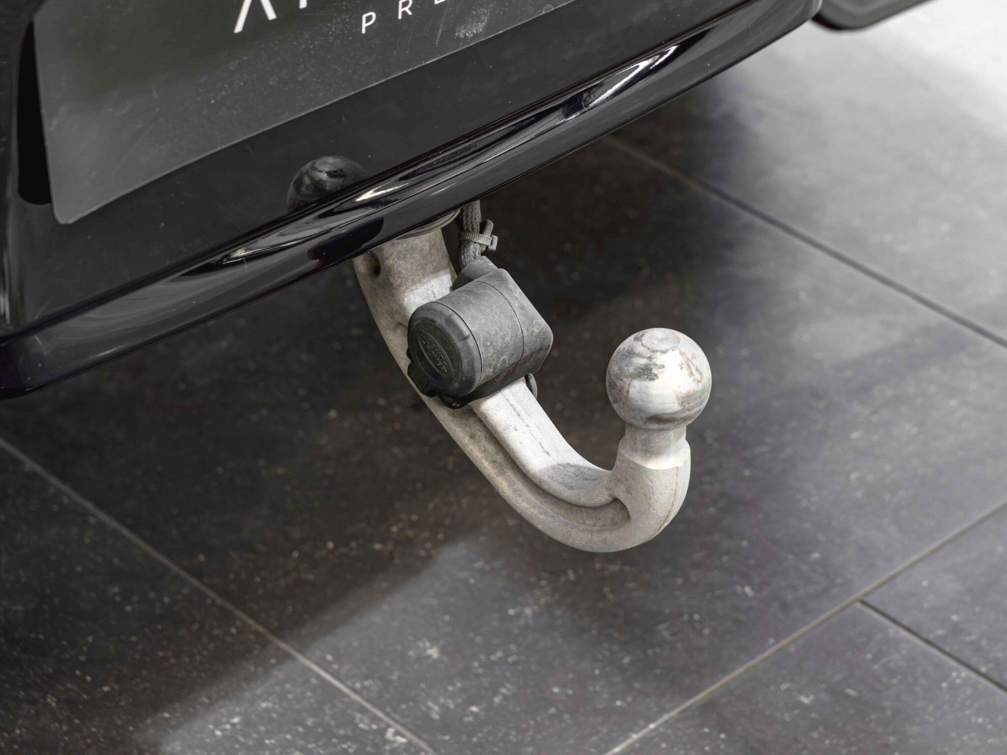 Land Rover Defender 110 view 3