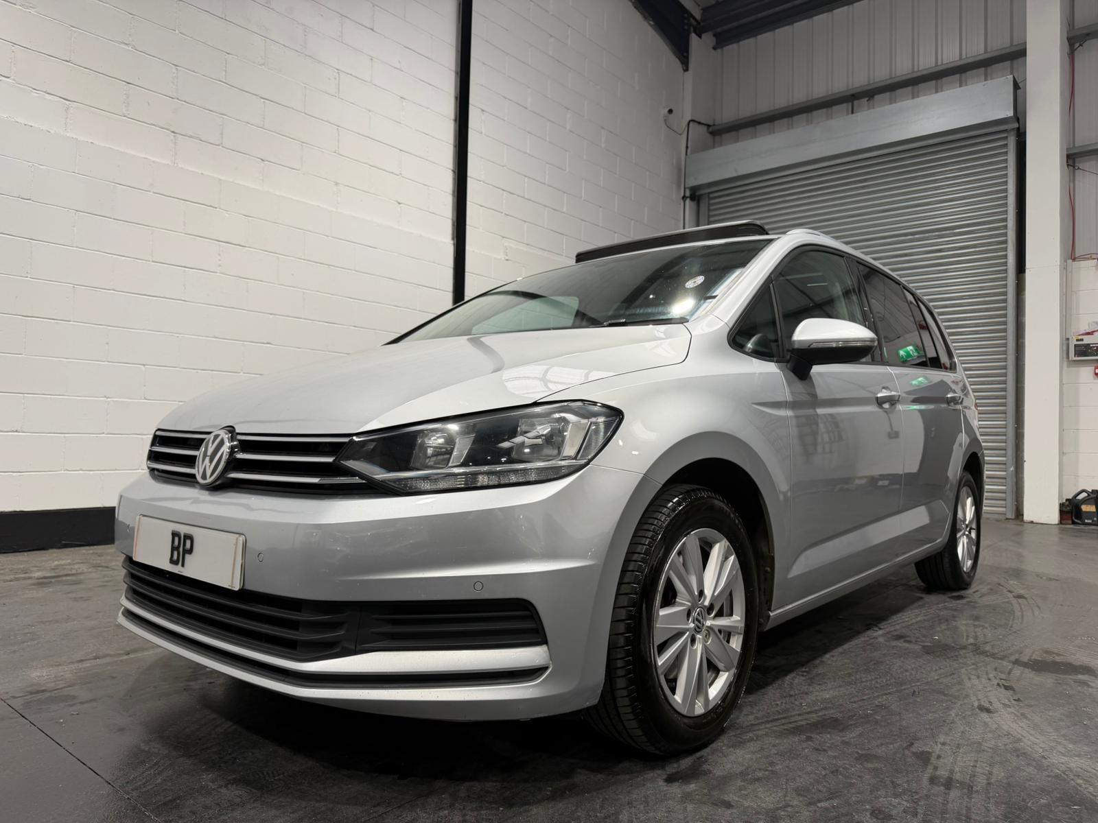 Volkswagen Touran view 3