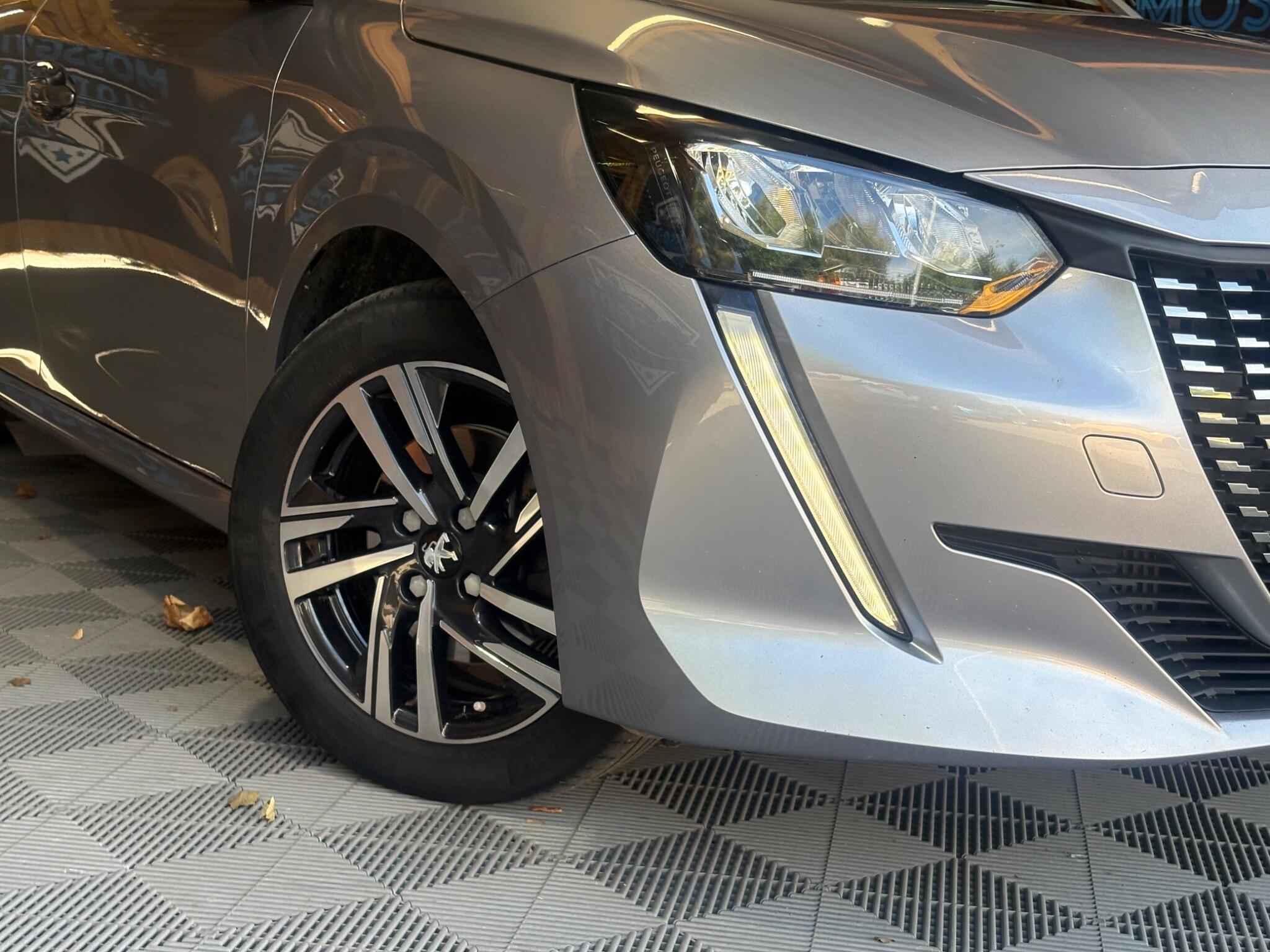 Peugeot 208 view 2