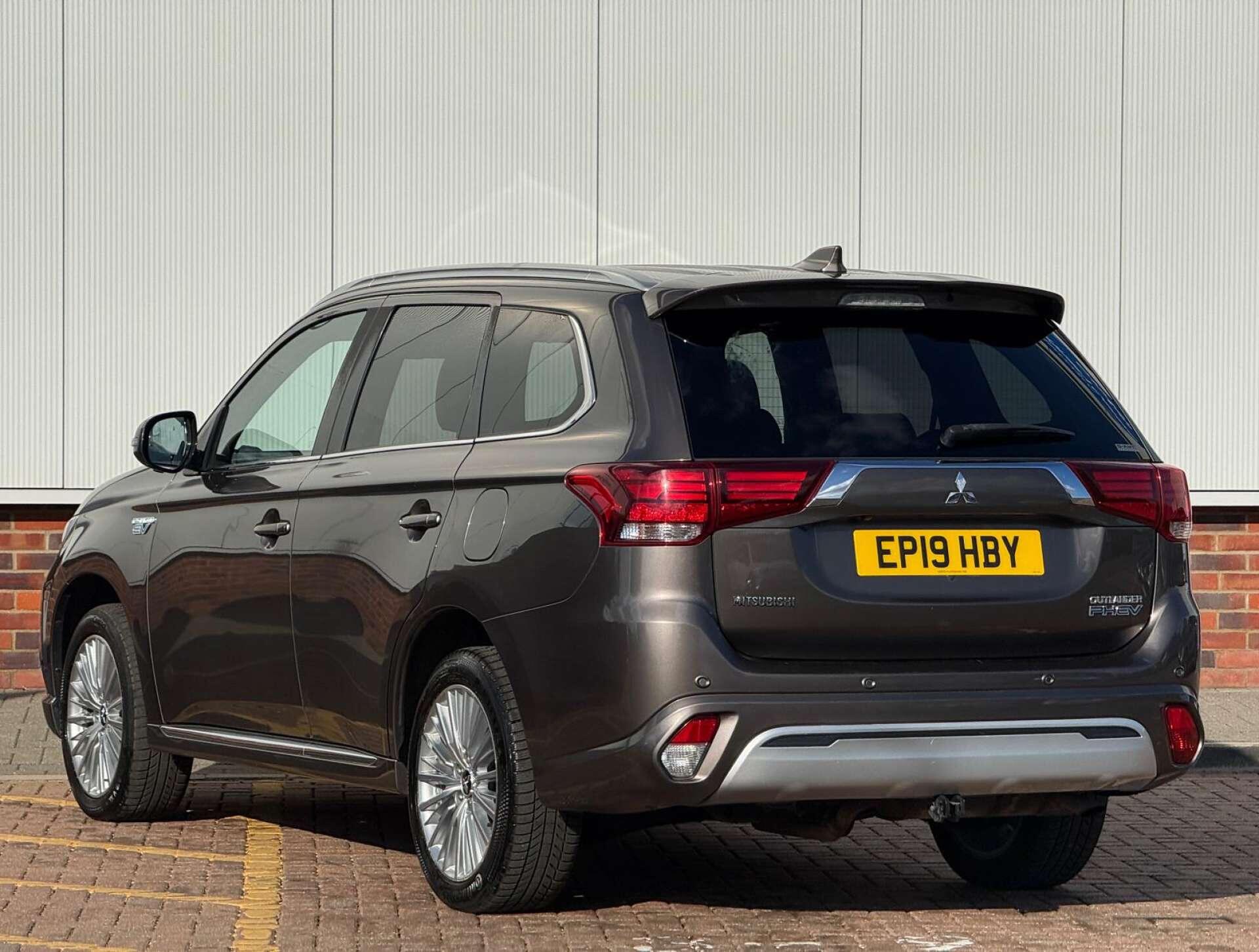 Mitsubishi Outlander view 4