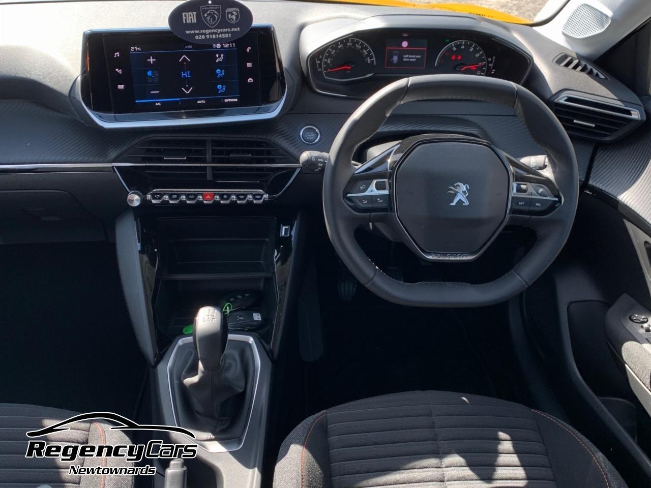 Peugeot 208 view 9