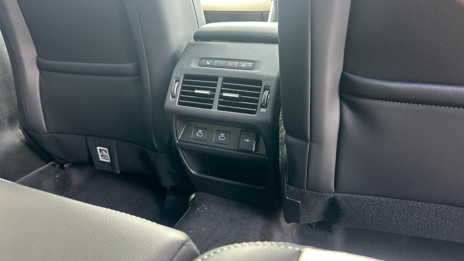 Land Rover Discovery Sport view 29