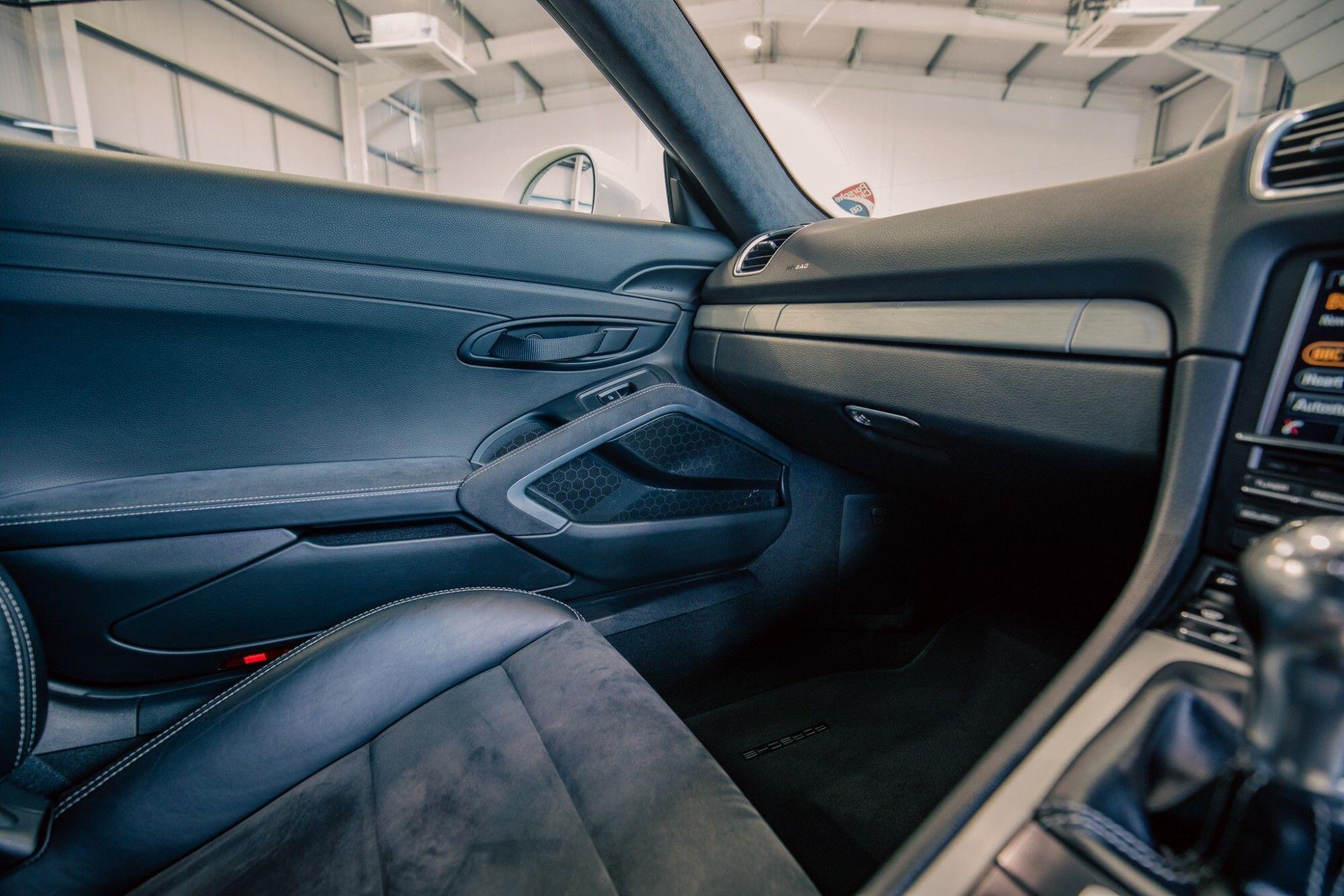 Porsche Cayman view 29