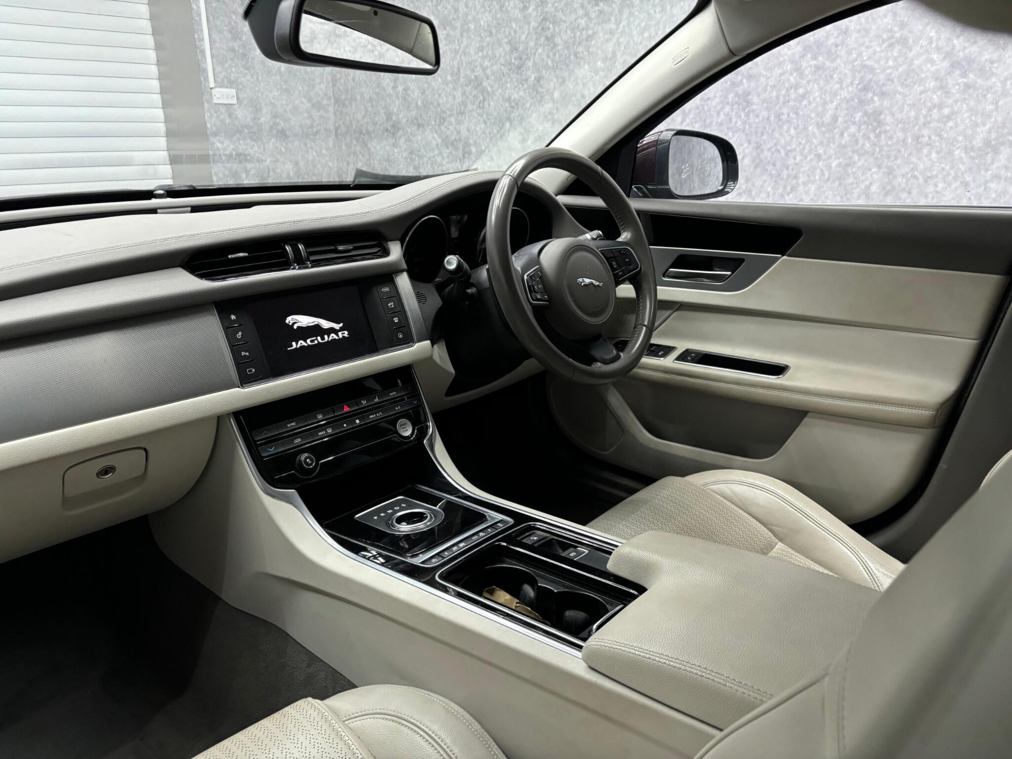Jaguar XF view 8