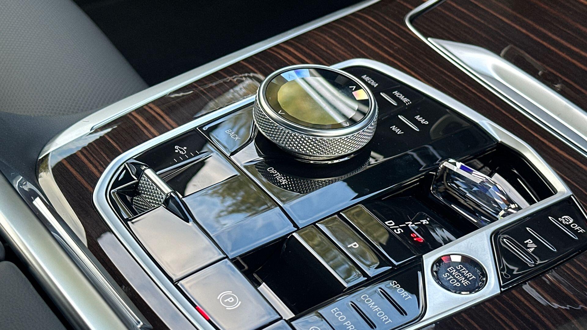 BMW X7 view 10