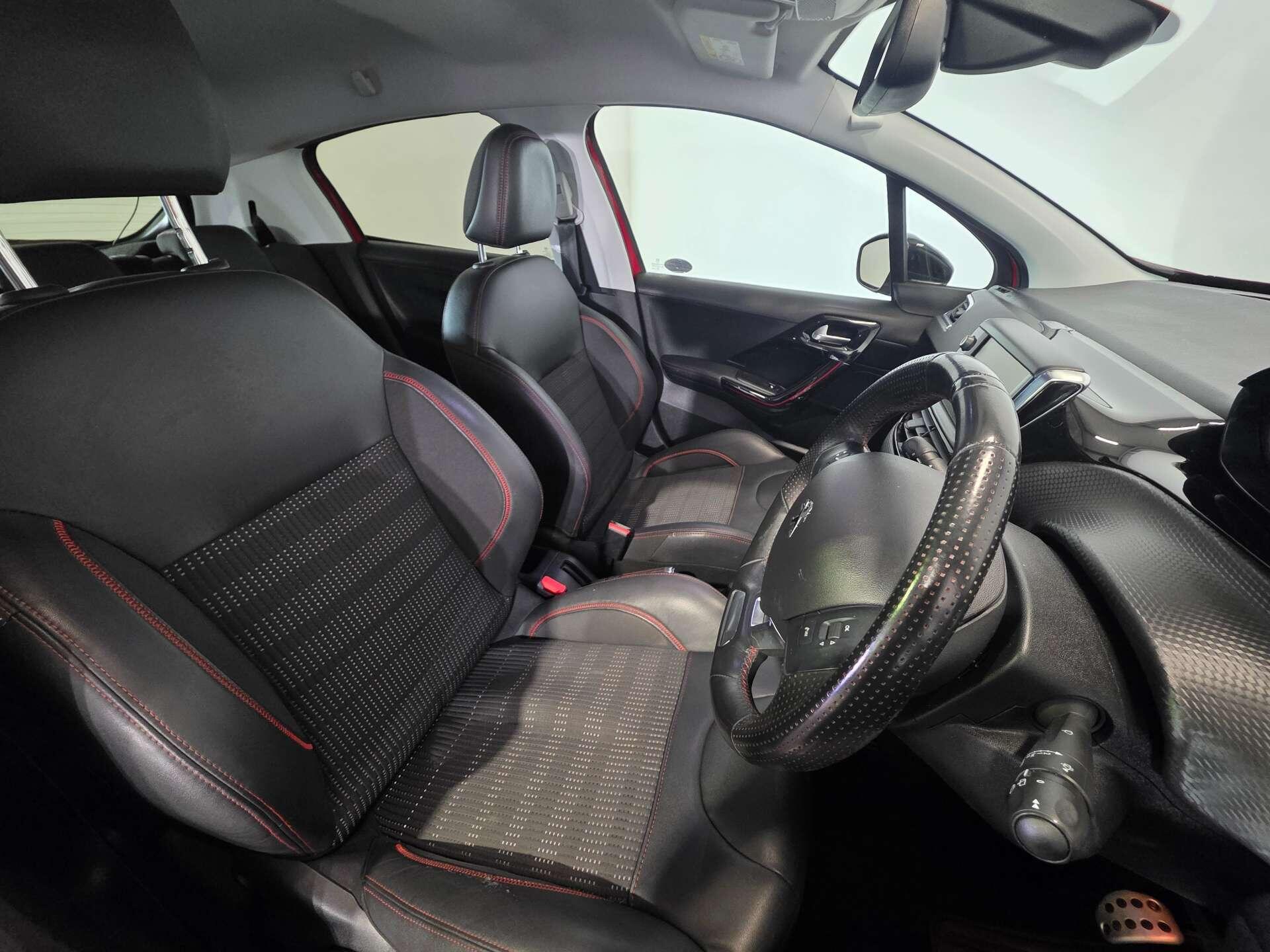 Peugeot 208 view 11