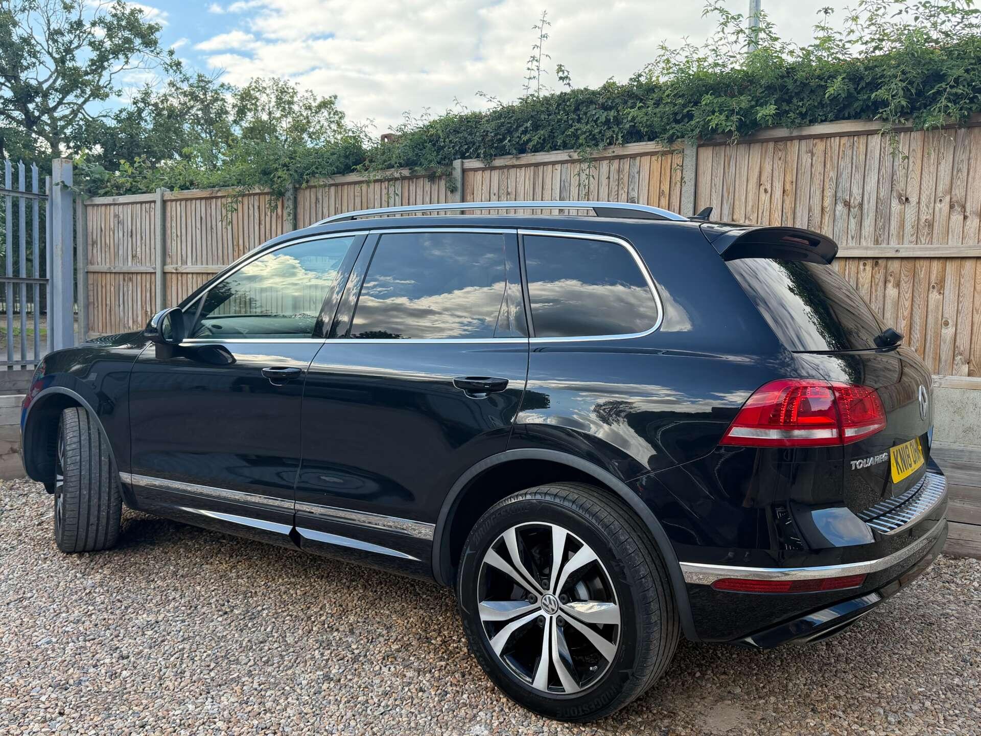 Volkswagen Touareg view 7