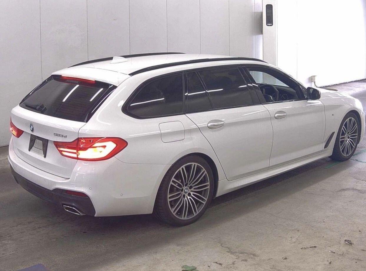 BMW 5 Series view 4