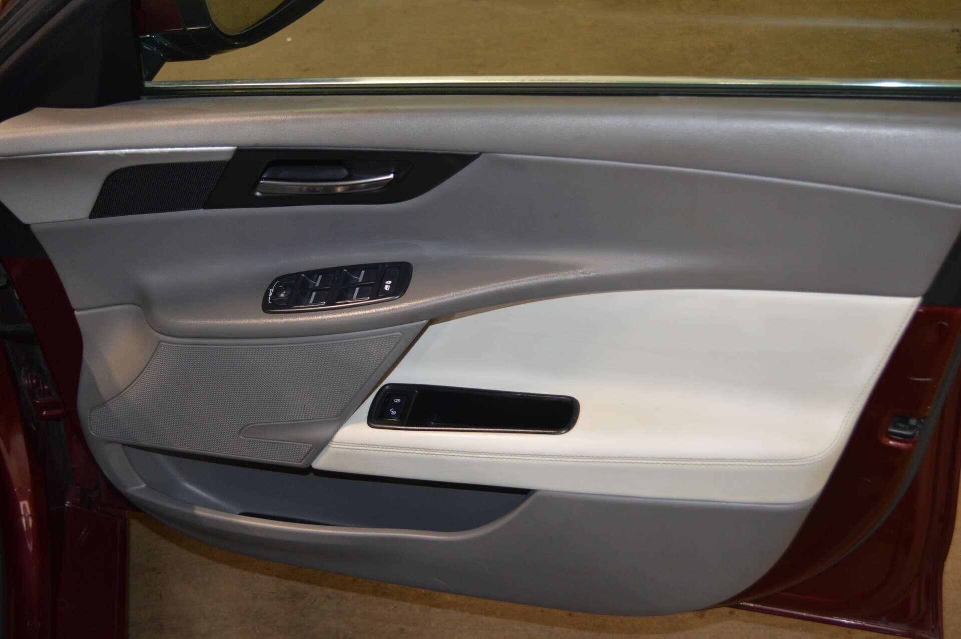 Jaguar Xe view 26