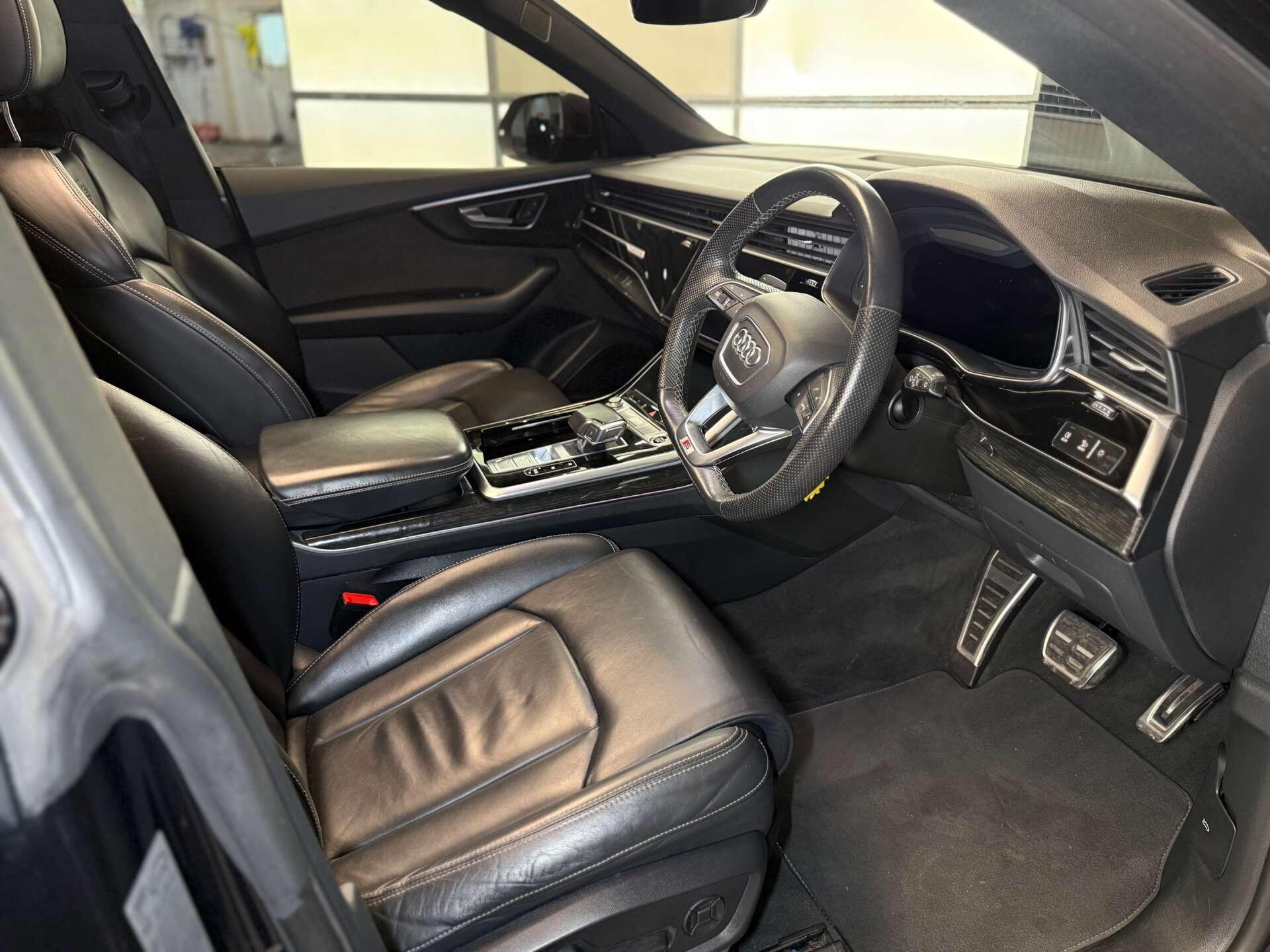 Audi Q8 view 24