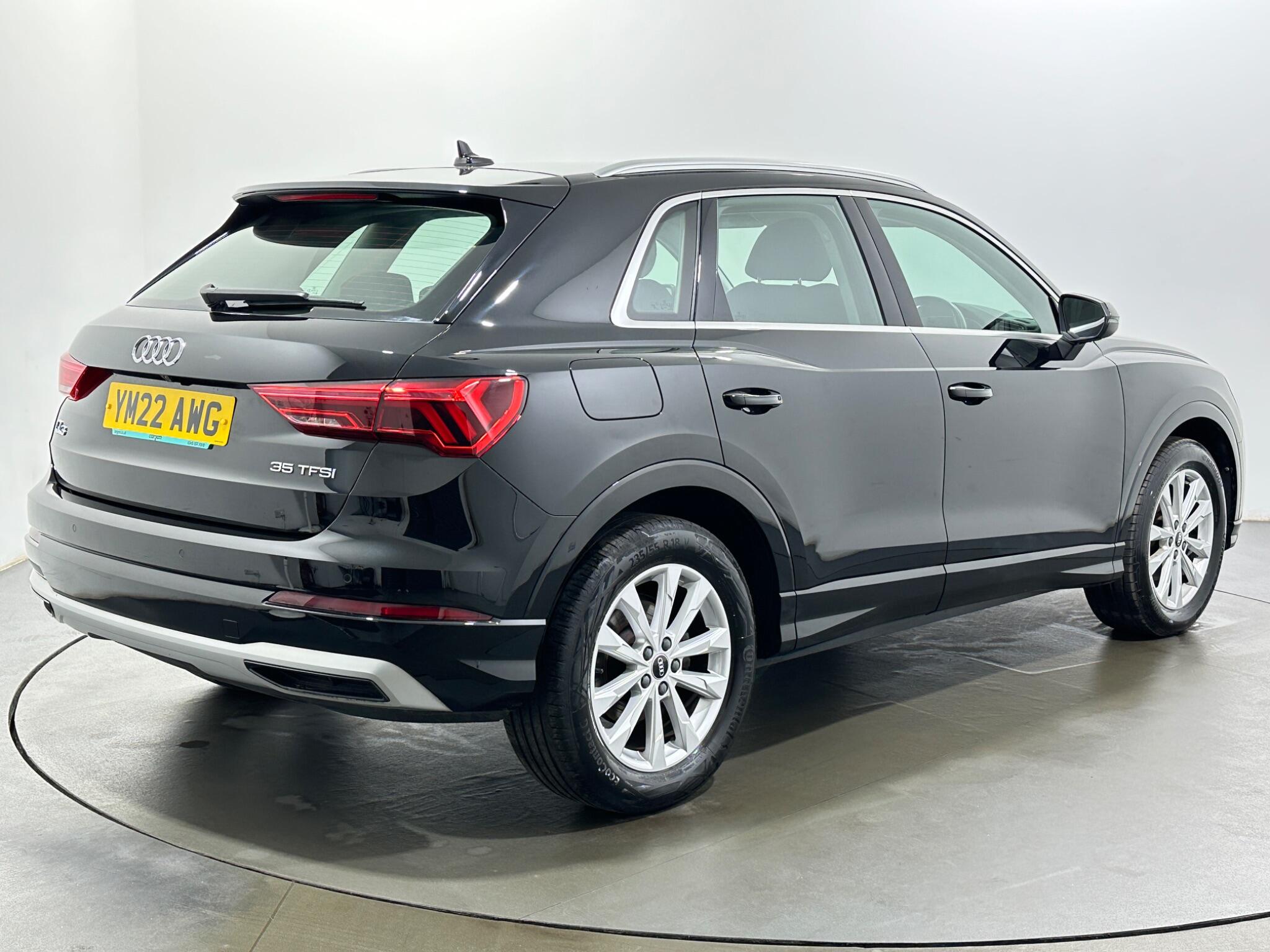 Audi Q3 view 8