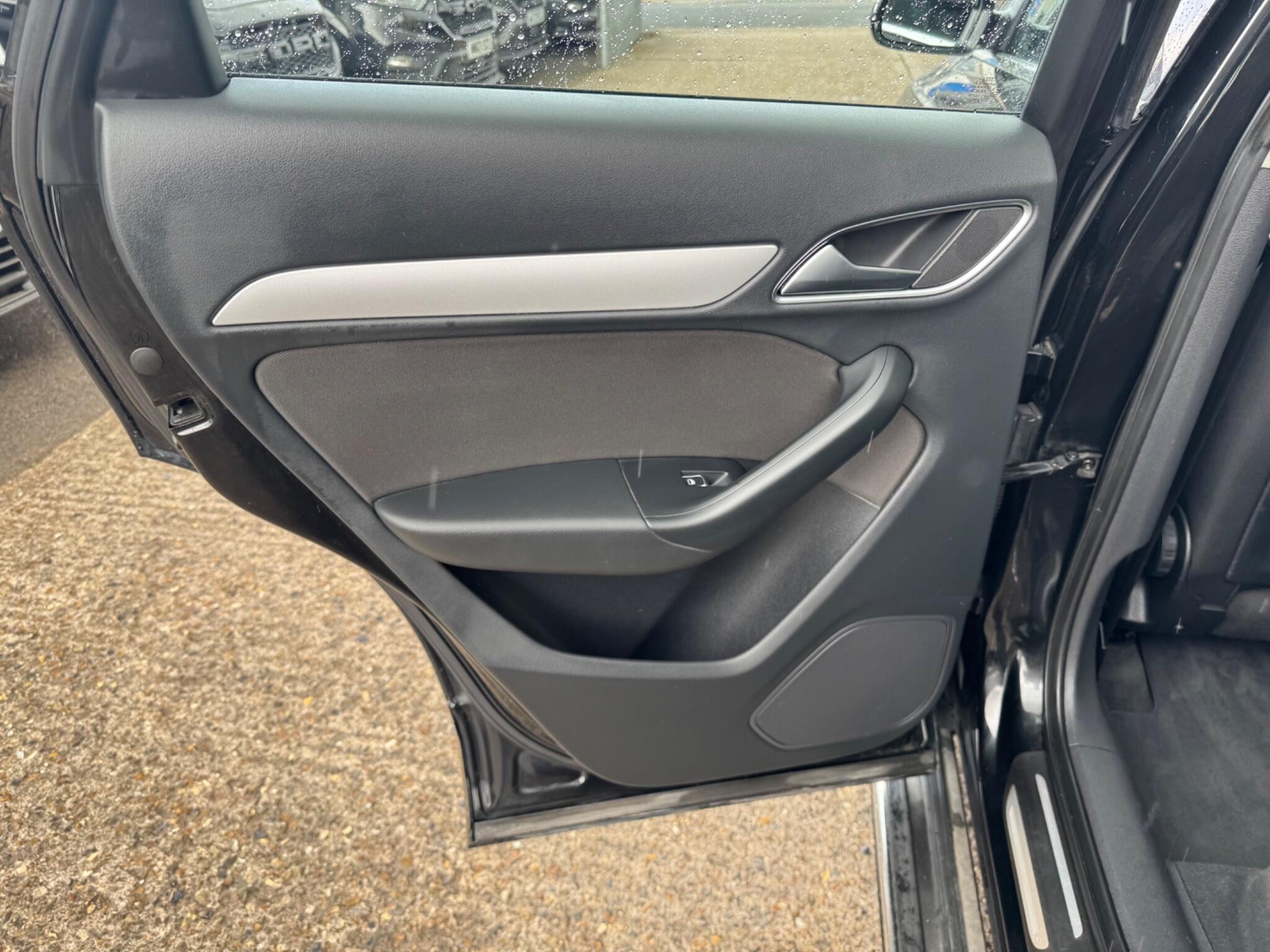 Audi Q3 view 43