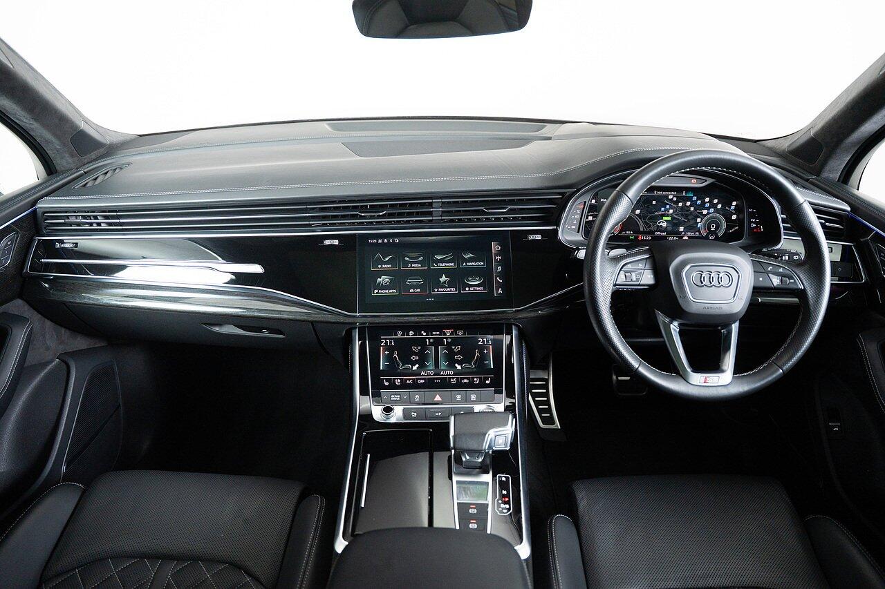 Audi Q7 view 4