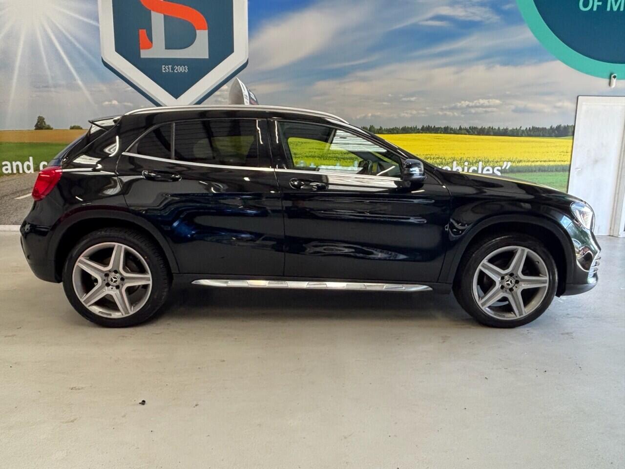 Mercedes-Benz GLA view 4