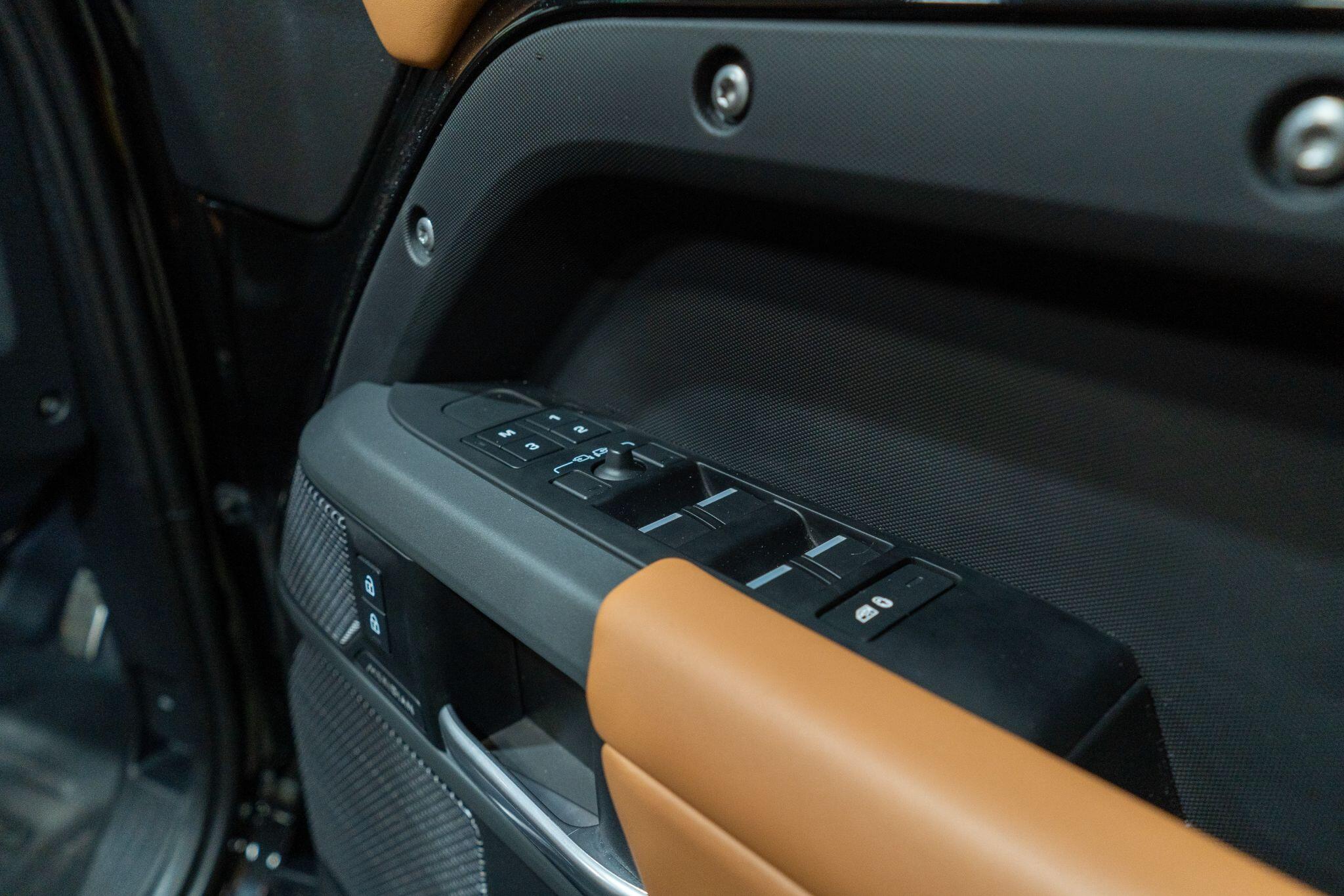 Land Rover Defender view 43