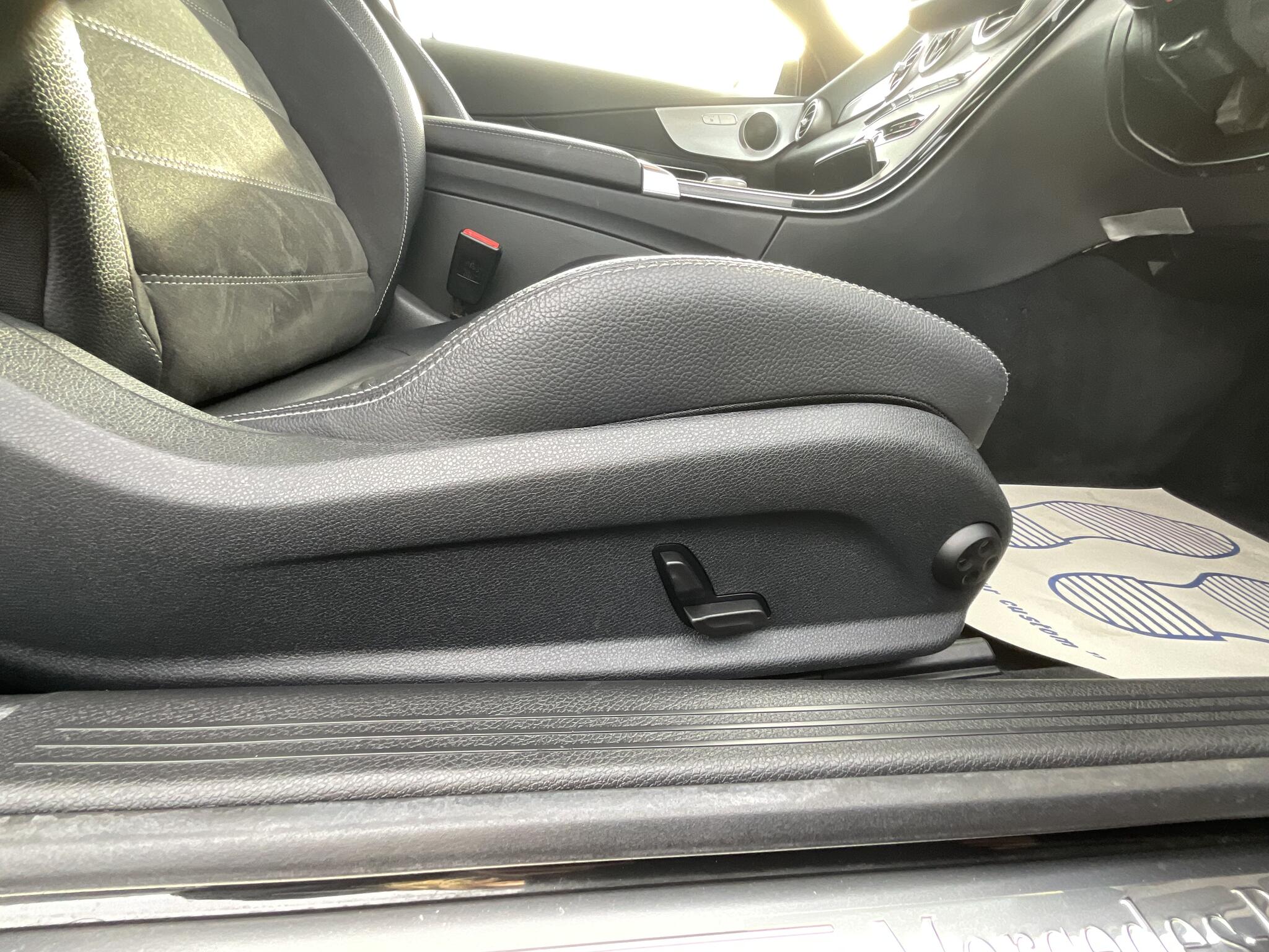 Mercedes-Benz C-Class view 29