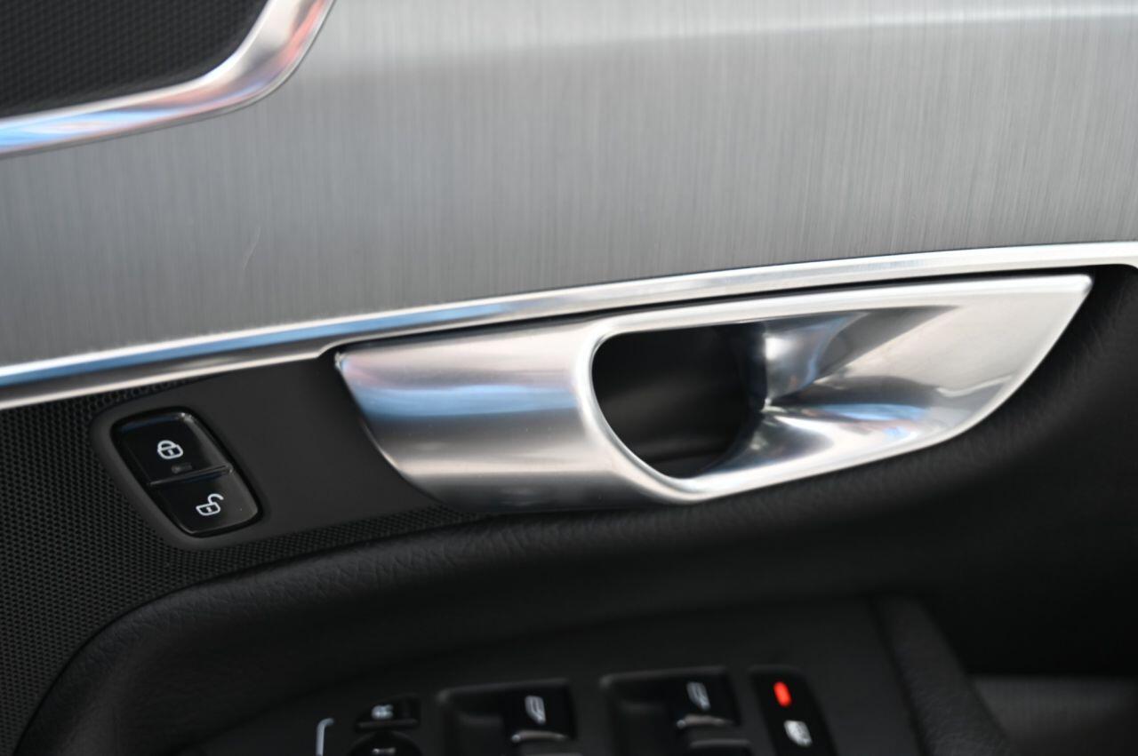 Volvo XC90 view 40