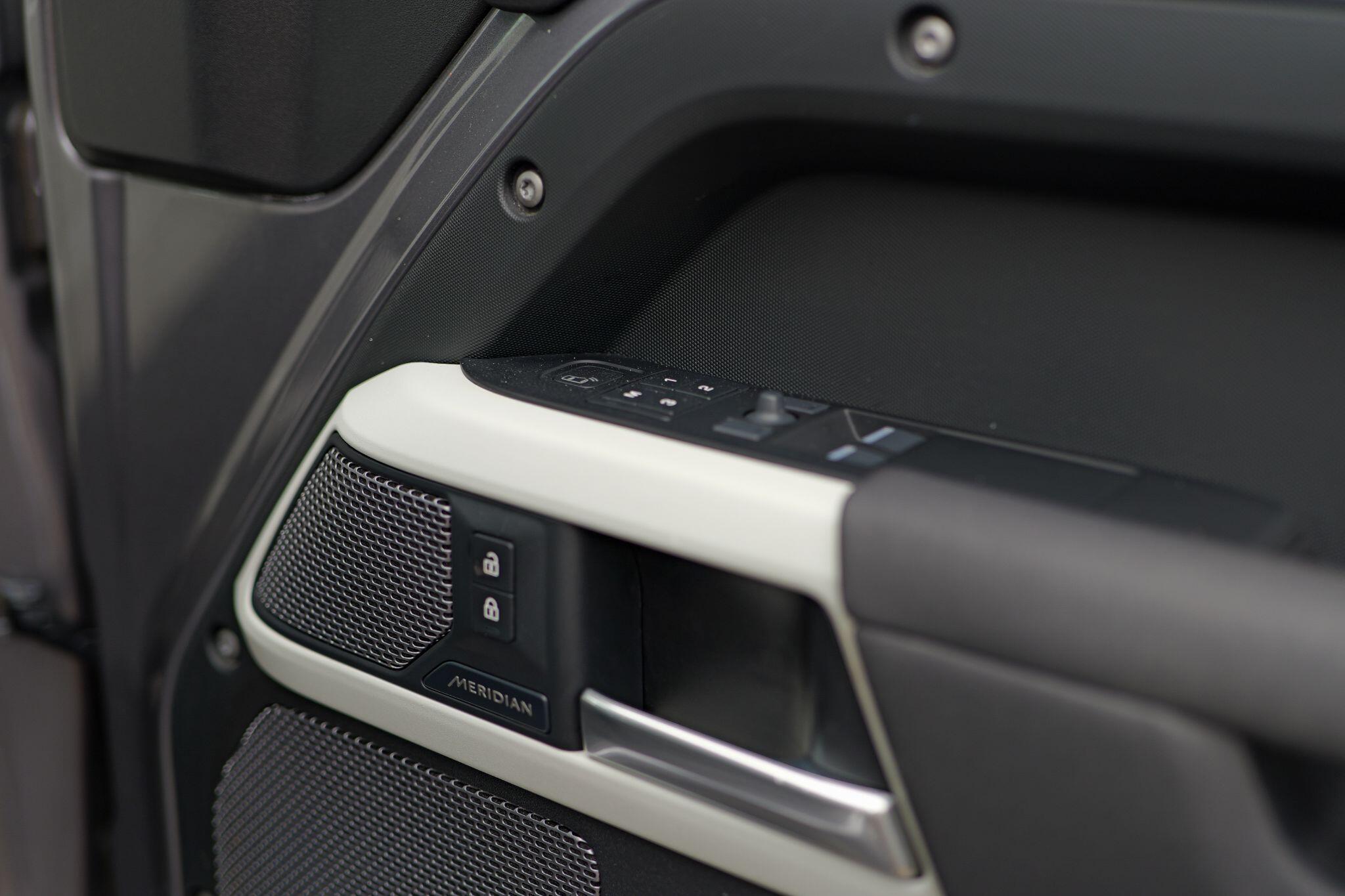 Land Rover Defender 90 view 30