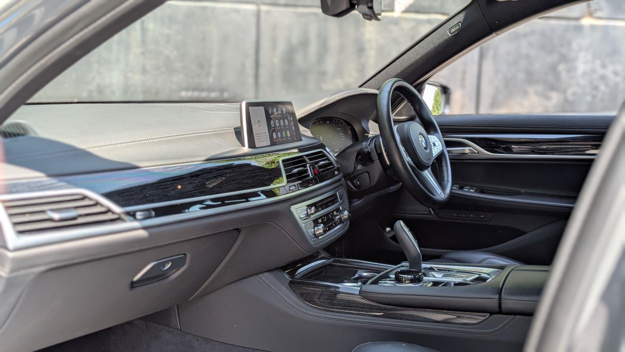 BMW 7 Series view 11