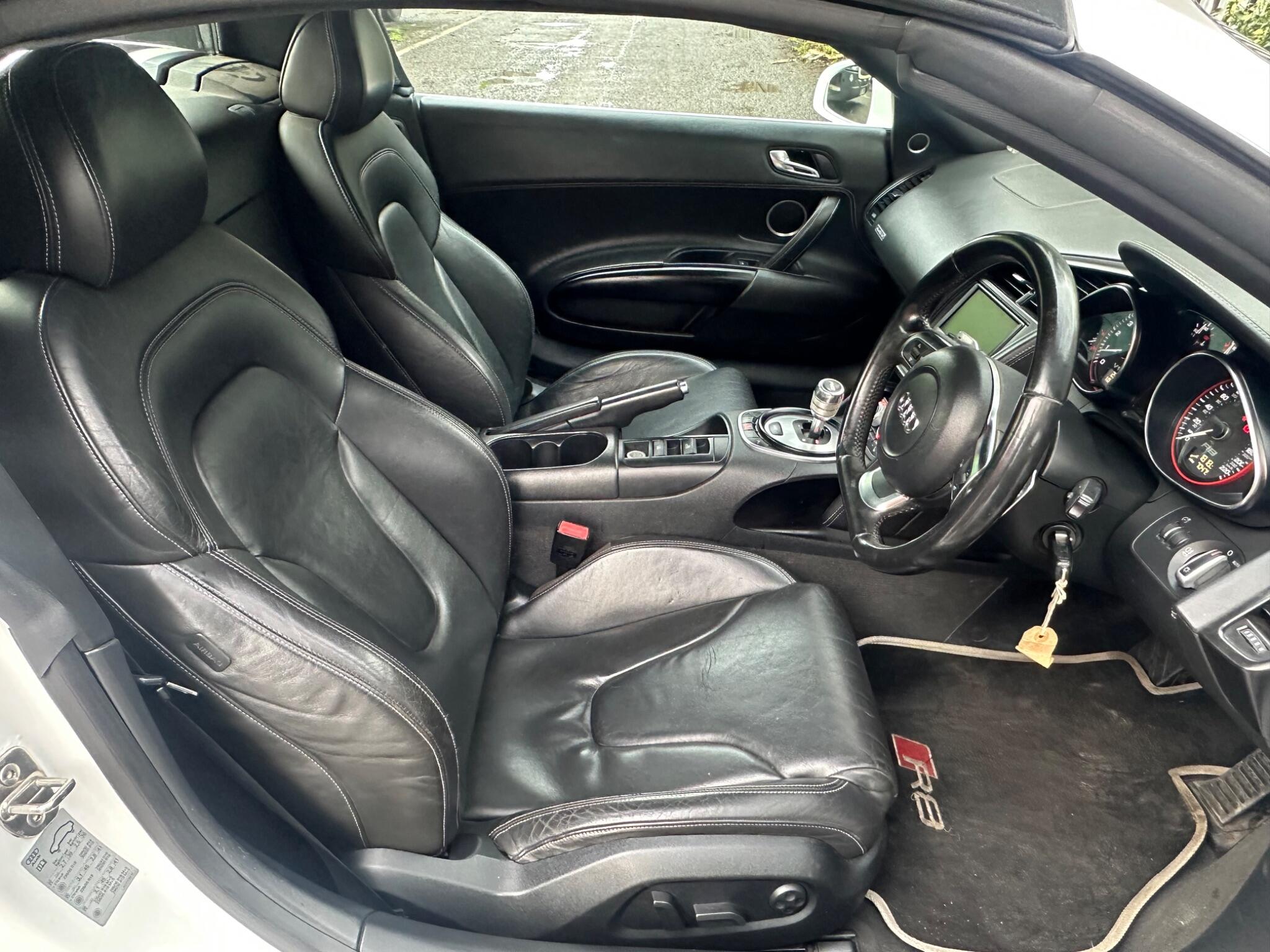 Audi R8 view 12