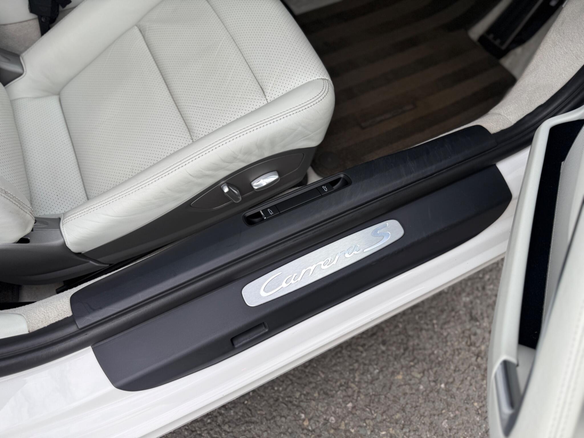 Porsche 911 view 32