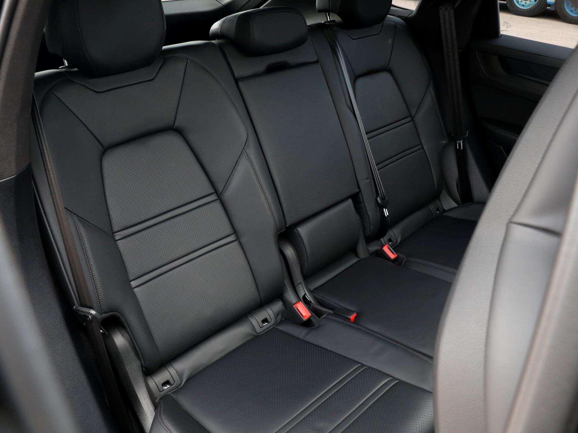 Porsche Cayenne view 25