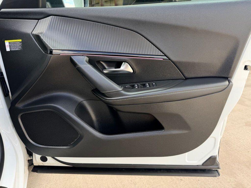 Peugeot E-2008 view 17
