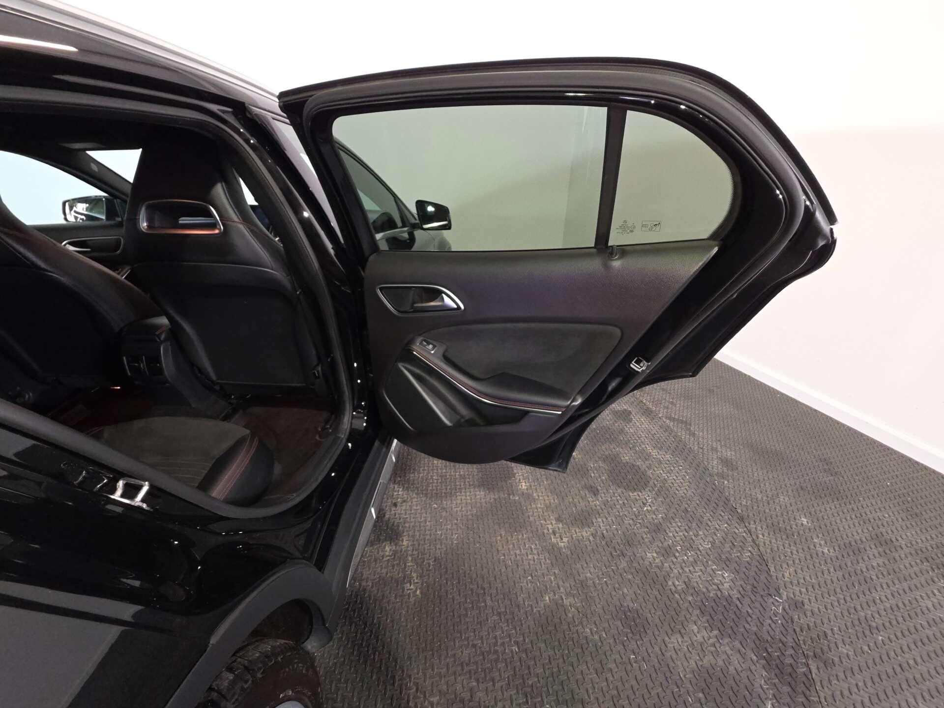 Mercedes-Benz GLA view 49